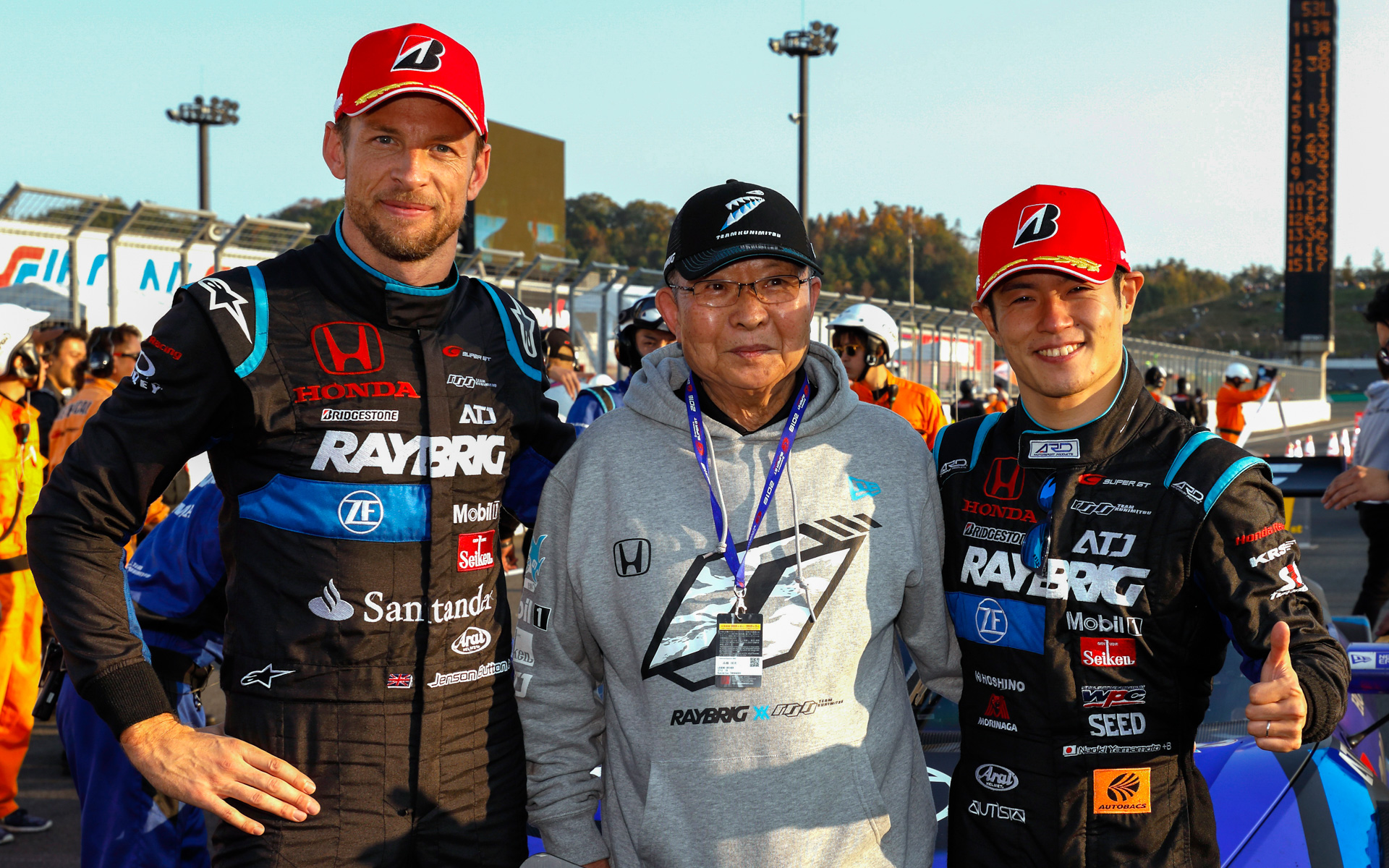 写真中央の高橋国光氏。2018年にSUPER GT GT500クラスでRAYBRIG NSX-GT山本尚貴/ジェンソン・バトン組がシリーズチャンピオンを獲得したときのもの