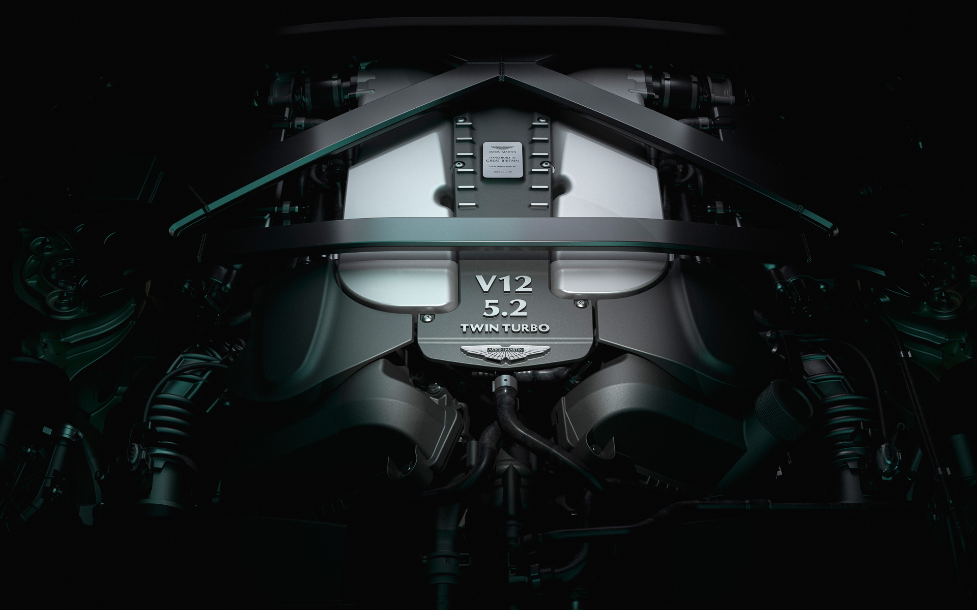 オールアロイ製のV型12気筒DOHC 5.2リッターツインターボエンジンは最高出力700PS/6500rpm、最大トルク753Nm/1800-6000rpmを発生