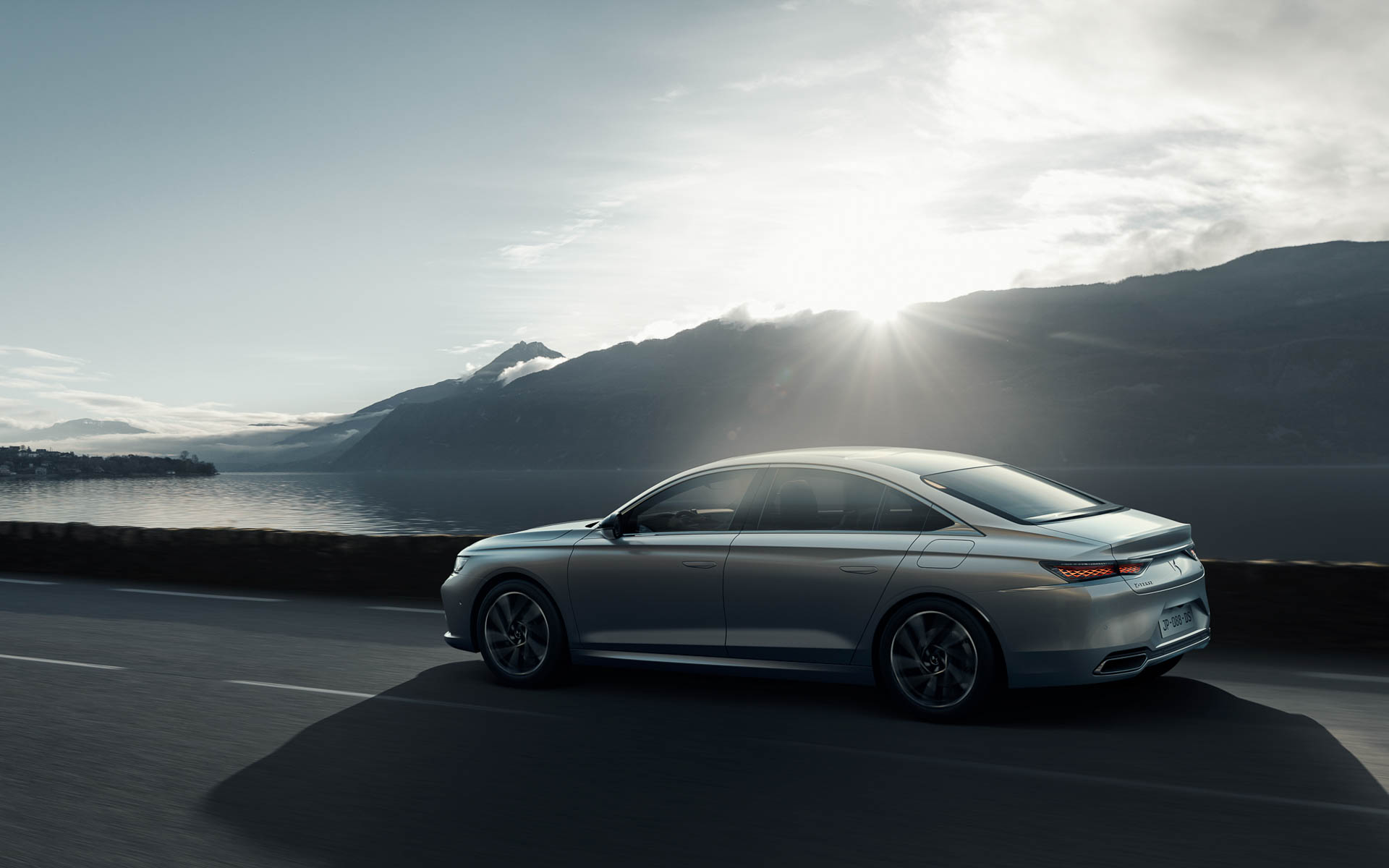 パワートレーンはPHEVとガソリンエンジンの2種類を用意