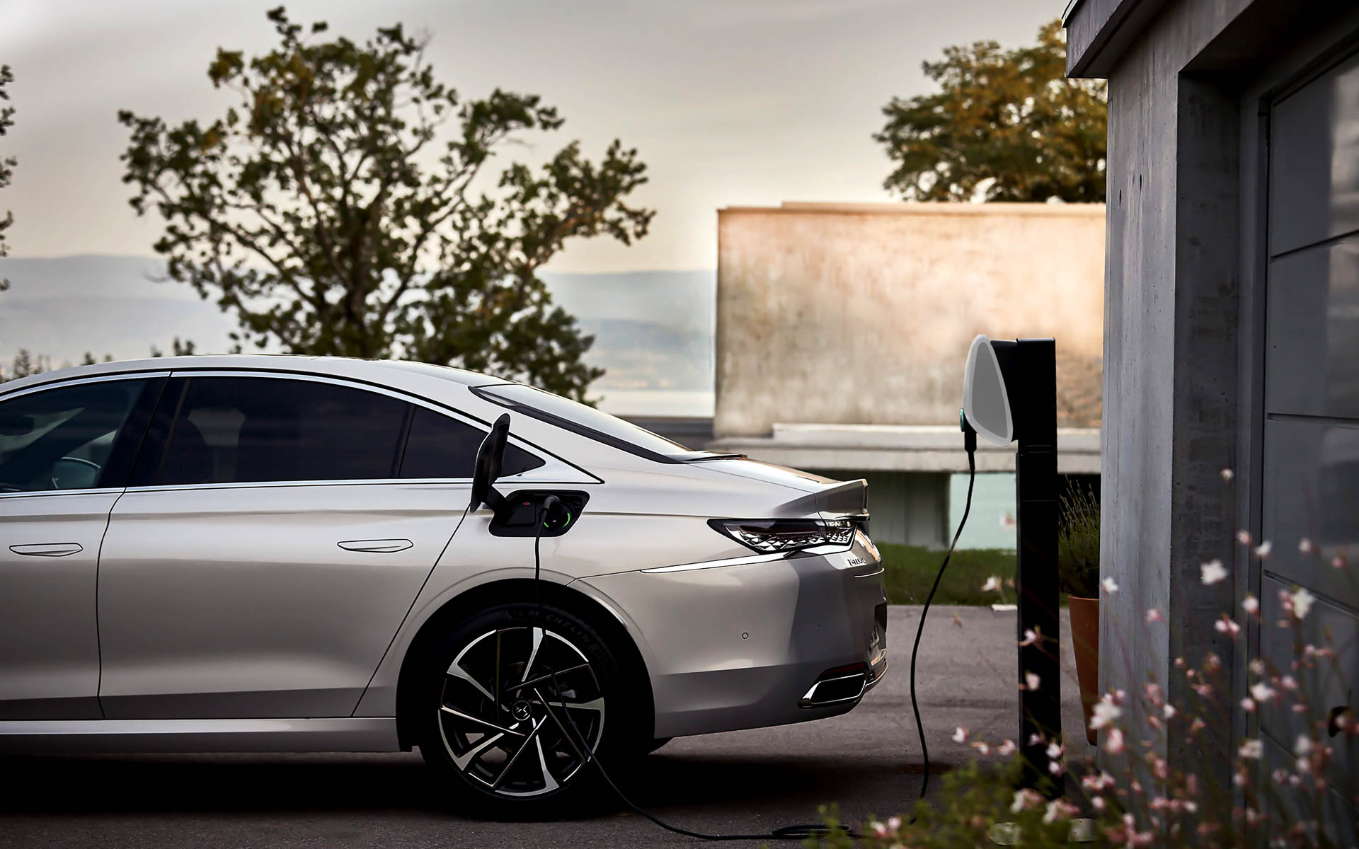 E-TENSEを採用するPHEVは、15.6kWhのリチウムイオンバッテリを搭載し、エレクトリックモードで61km（欧州WLTCモード）のゼロエミッション走行が可能。満充電に要する時間は、3kW/200Vで約5時間、6kW/200Vで約2.5時間