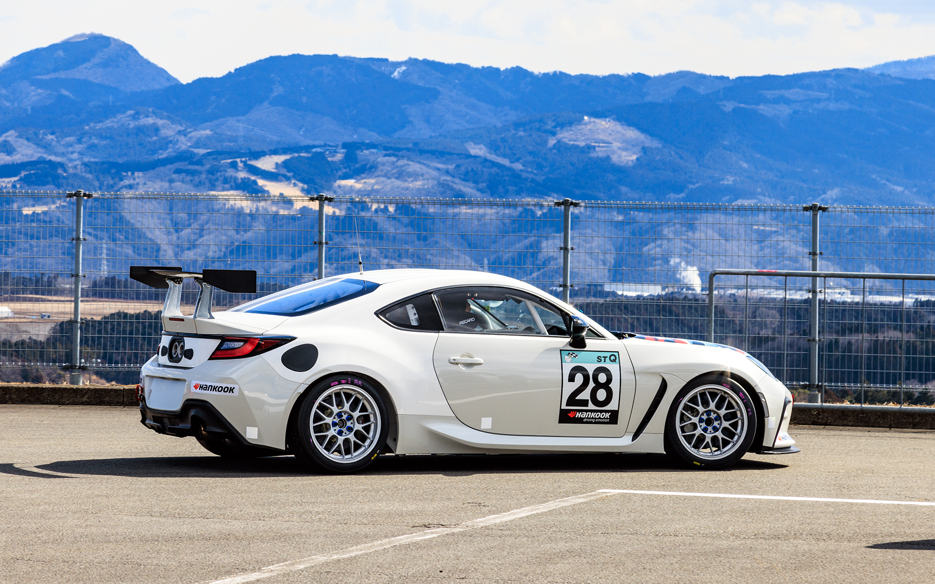 独特の排気音でゆっくりとパドックを走っていたカーボンニュートラルGR86