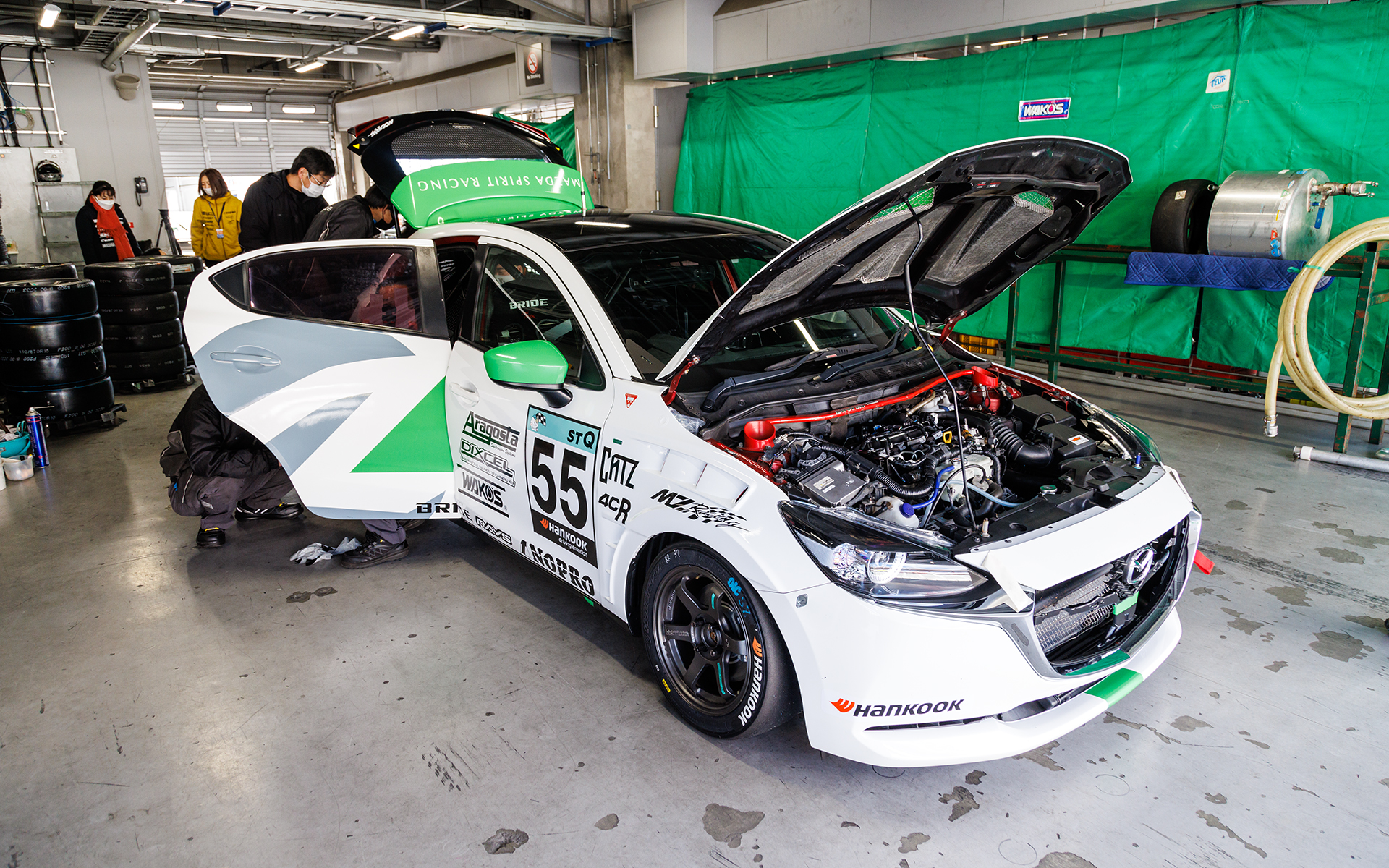 全開走行をし続けるためか、ボンネットなどに熱対策がされているのが分かる