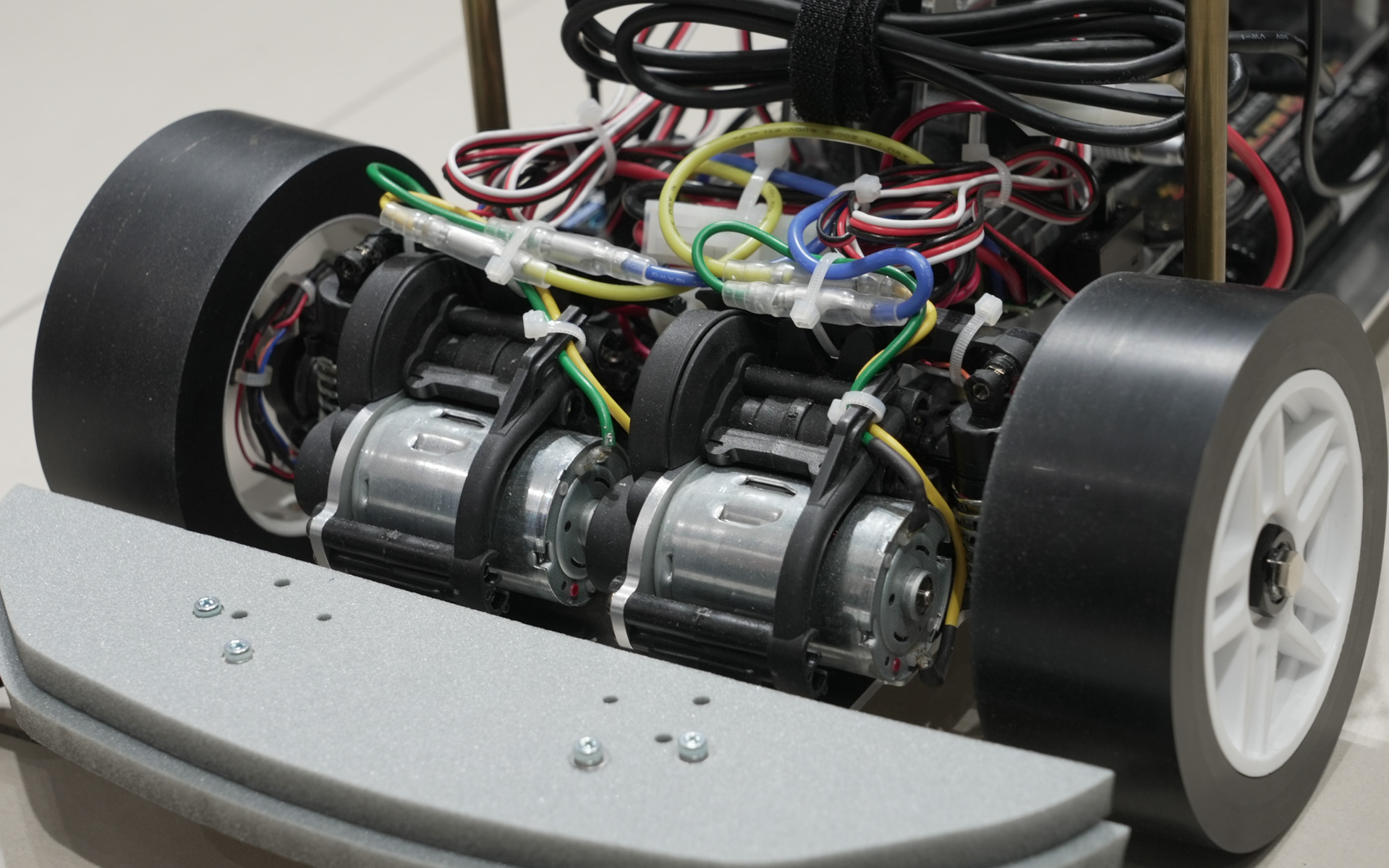 新型「アリア」の電動駆動4輪制御技術を再現した「e-4ORCE ラジコンカー」