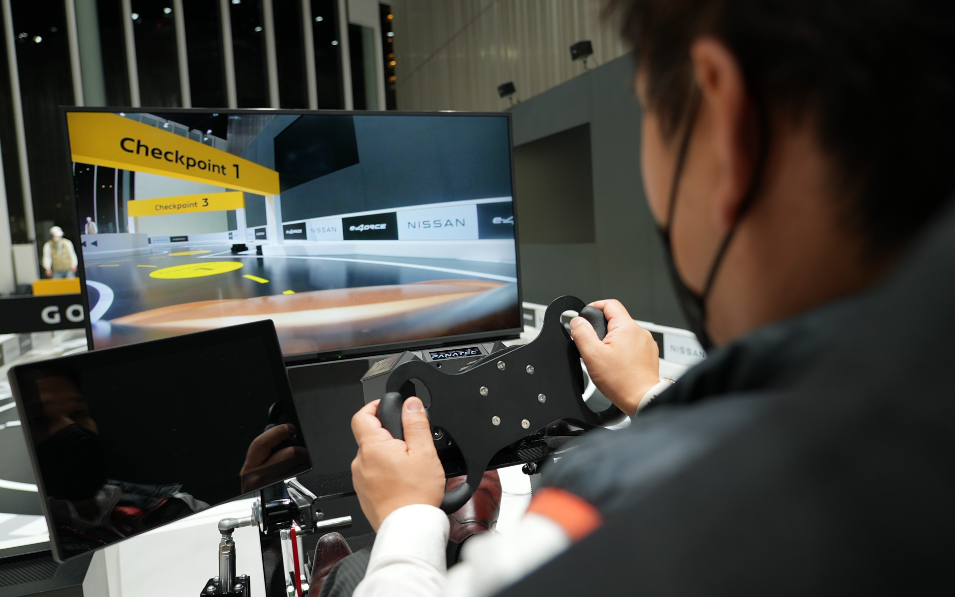 新型「アリア」の電動駆動4輪制御技術を再現した「e-4ORCE ラジコンカー」