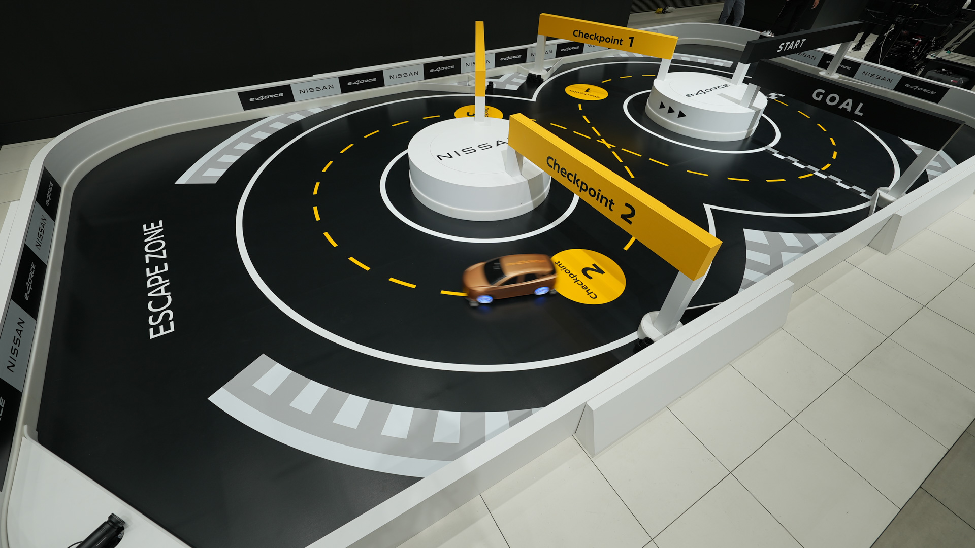 日産グローバル本社ギャラリーで体験できる「e-4ORCE ラジコンカー」