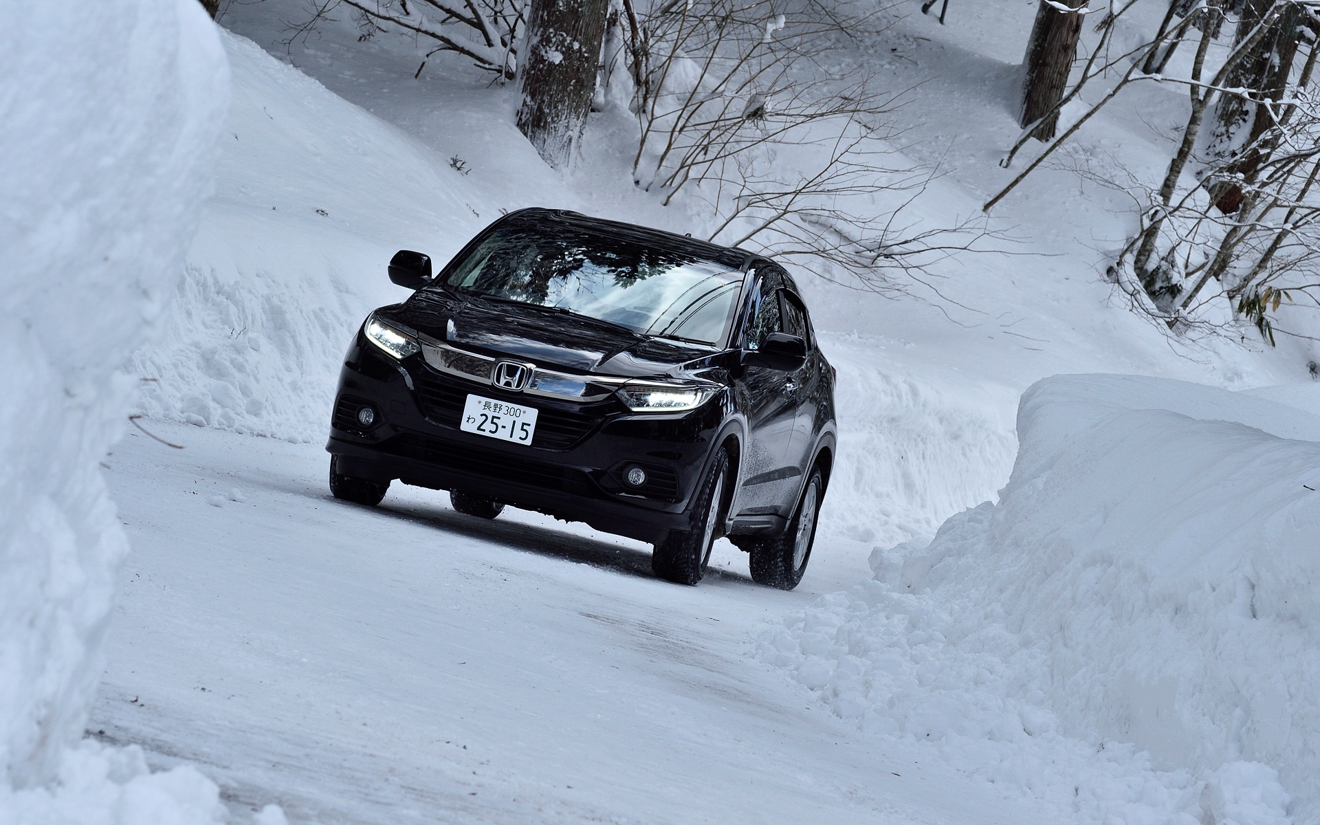雪道といっても圧雪、シャーベット、アイスバーンなど、さまざまな路面状態があるので注意しよう