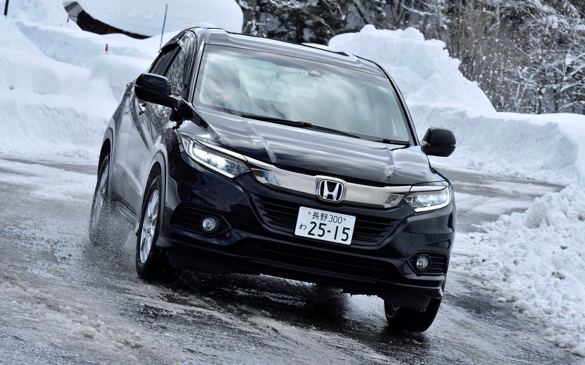 雪道の下りカーブはどんなタイヤでも慎重に走るのが鉄則