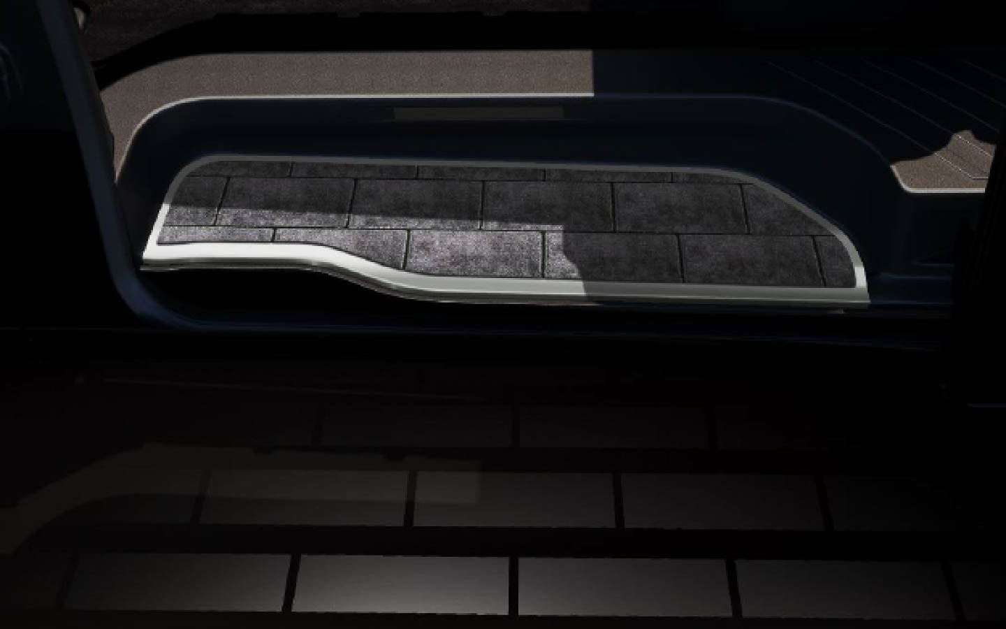 京都の雰囲気を乗る前から感じてもらうために、「石畳プロジェクションイルミ」により足下のライトを石畳となるように表現（協力会社：株式会社村上開明堂）