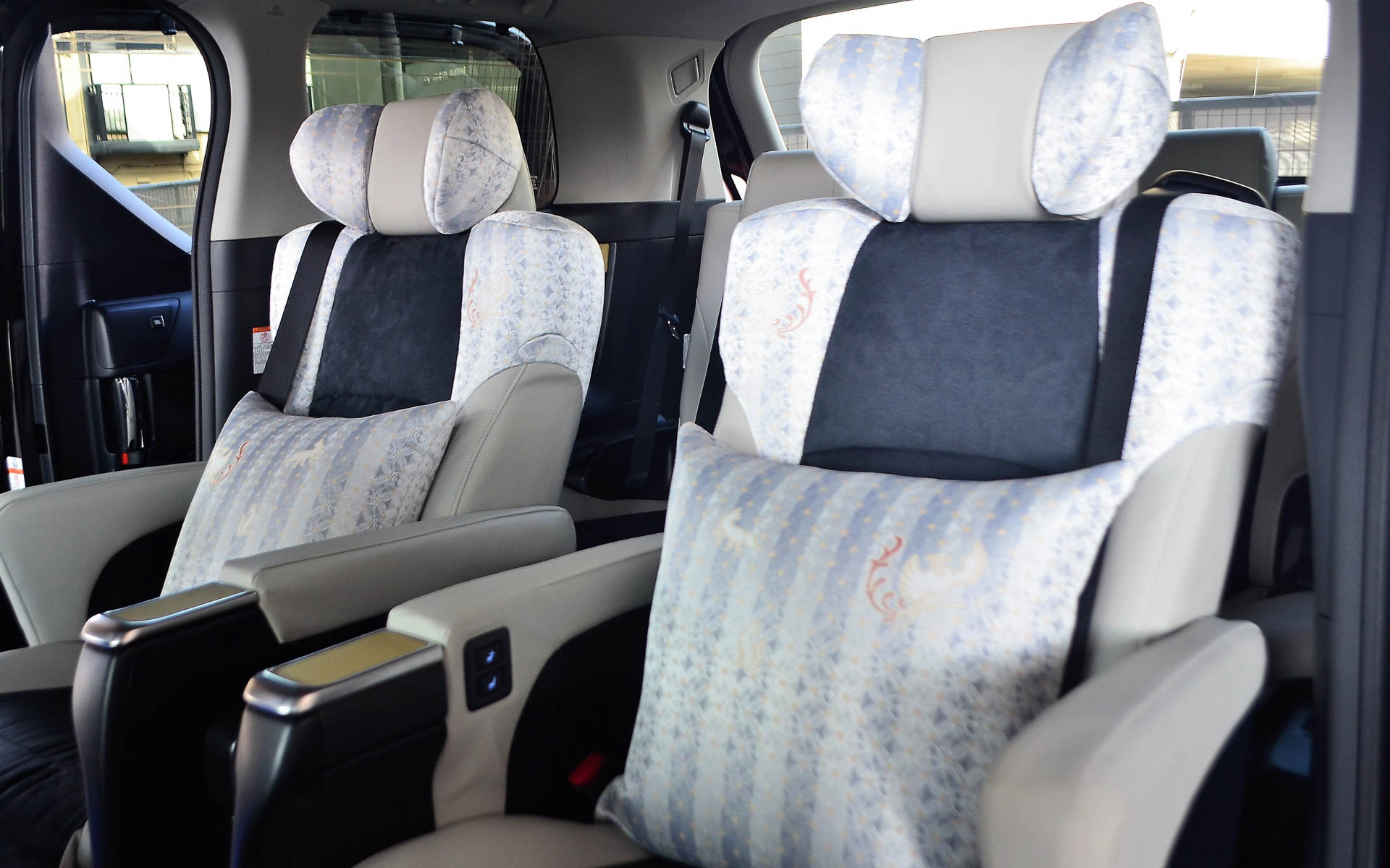 西陣織で特別に製作されたシートカバー＆クッション。シートだけを見ても老若男女、国内外問わずに楽しめるように意識したものとなっている（協力会社：サンショウ株式会社）。なお、ドアトリムにも西陣織が用いられている（協力会社：林テレンプ株式会社）
