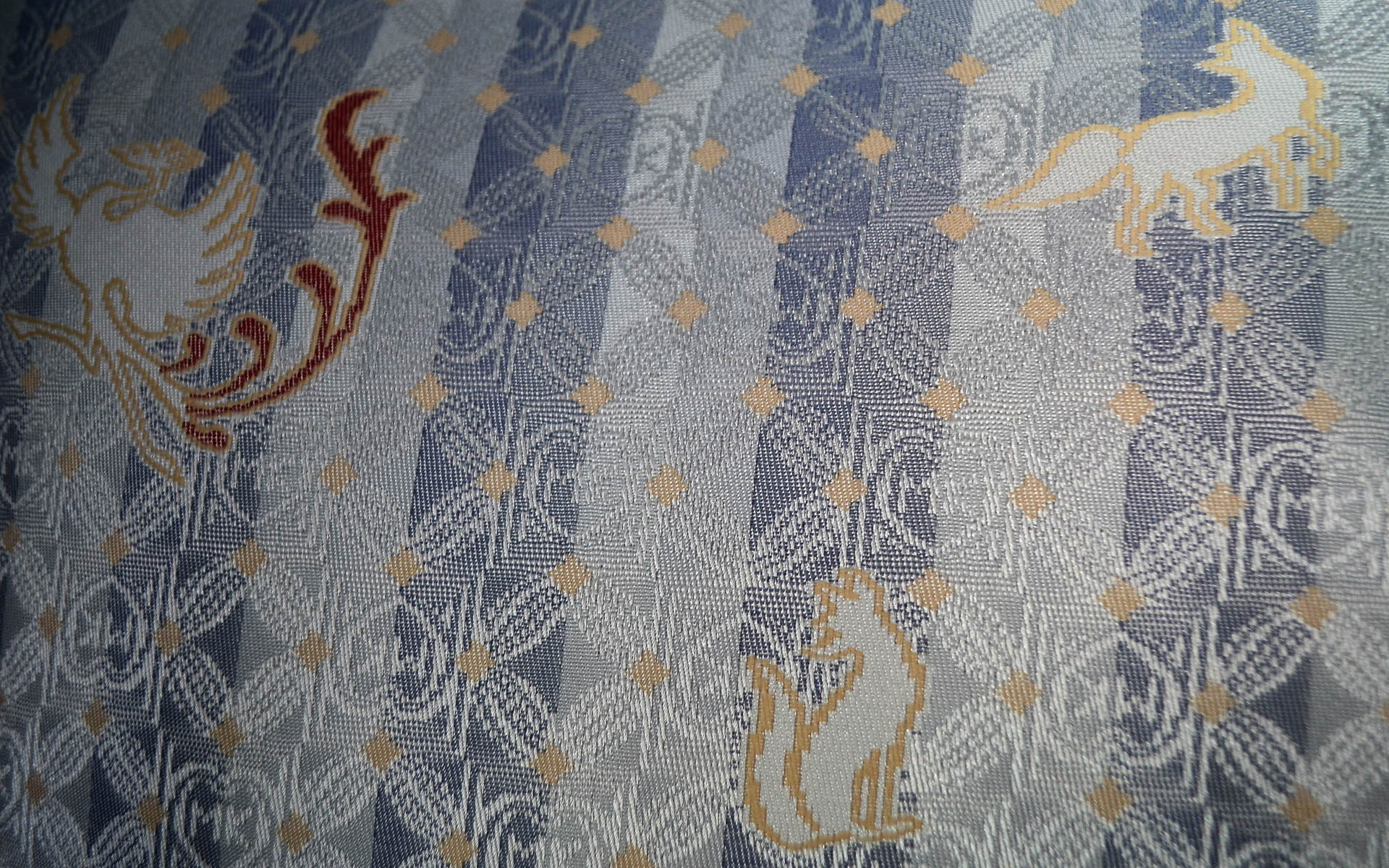 円形を4つ重ねた連続模様となる七宝模様の中にMKのロゴを入れることで「MKから輪が広がるように」という意味が込められた