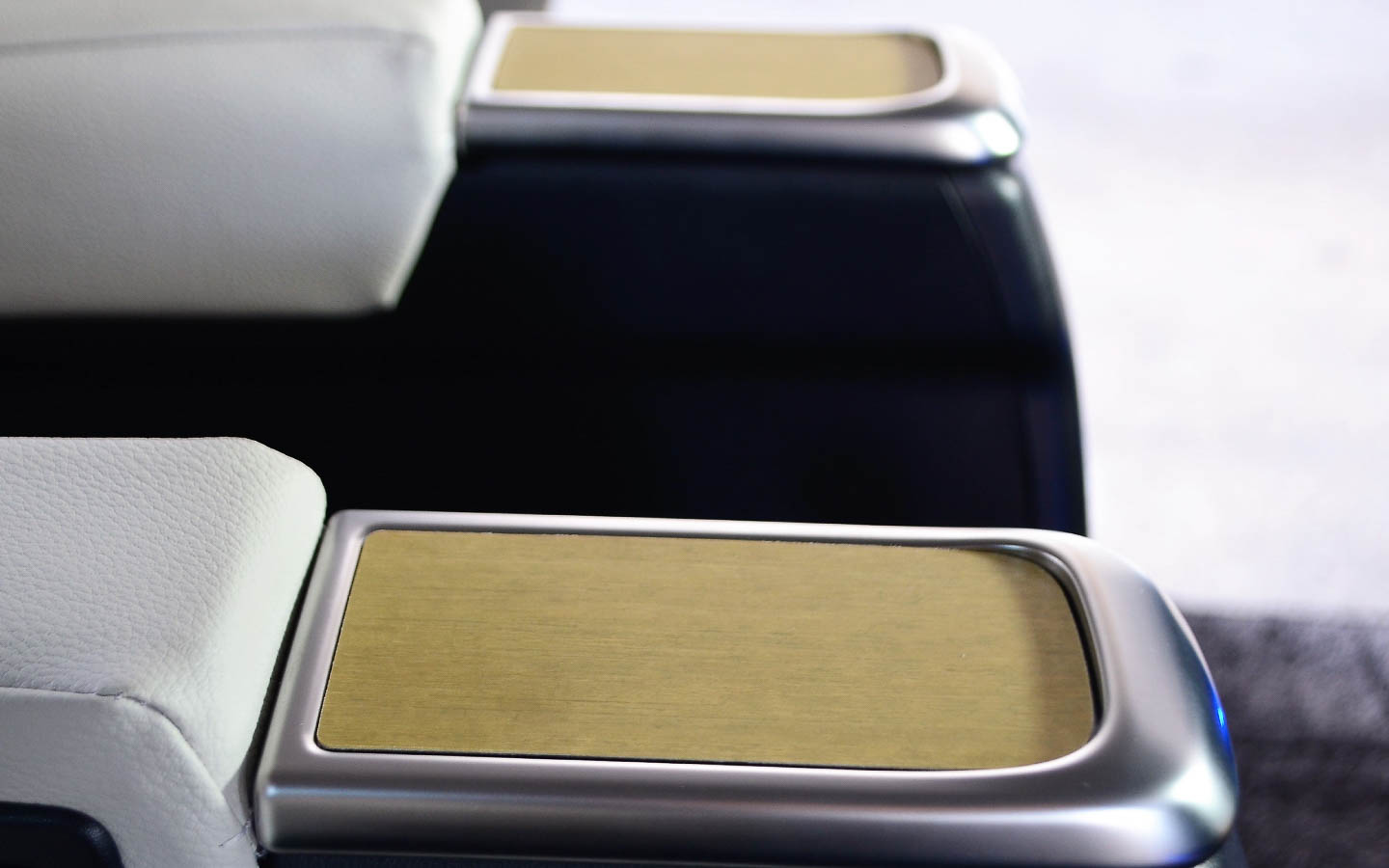 着席後、肘掛け部分の手元などには竹を使った「和竹加飾パネル」を施し、肌触りでも京都を感じられるようになっている（協力会社：パナソニック株式会社 オートモーティブ社）