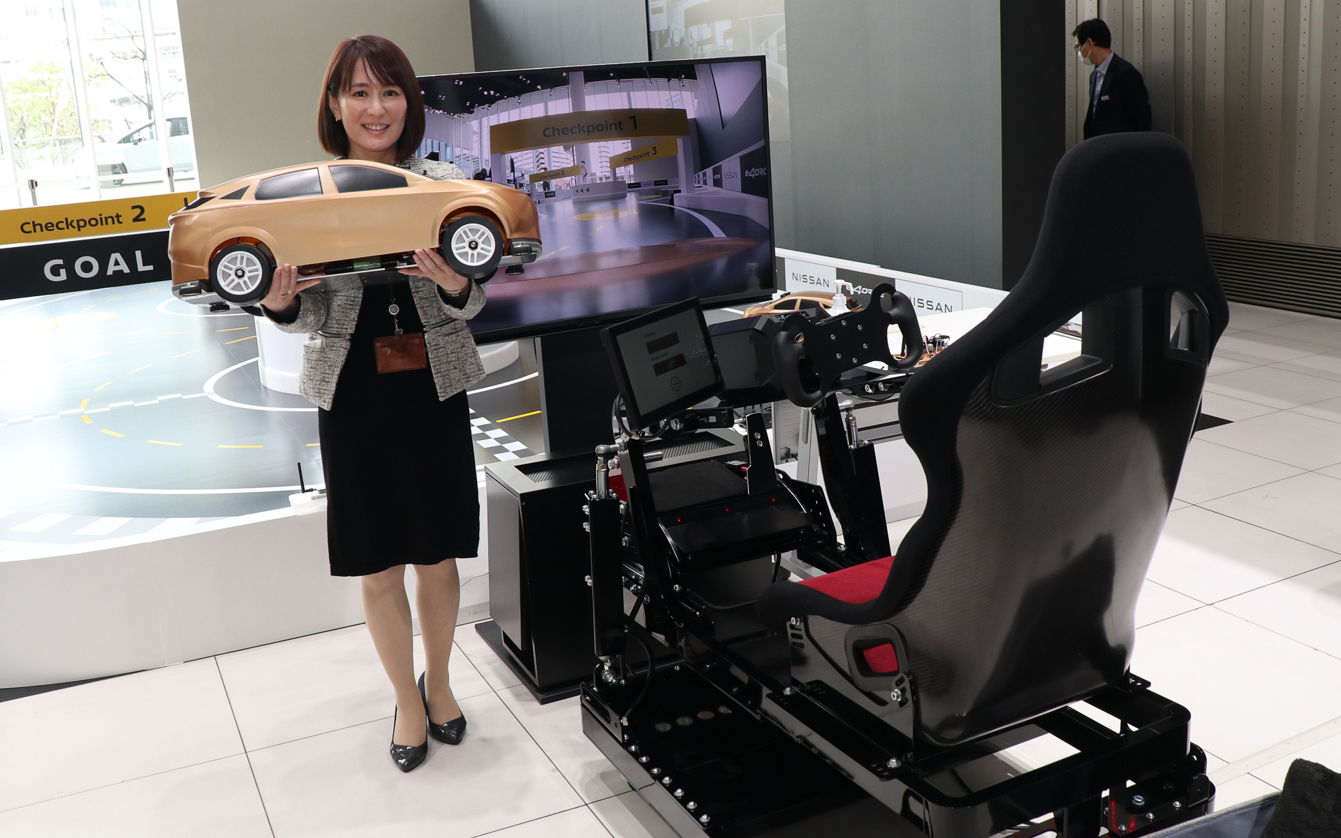 e-4ORCEが持つ「ドライバーの意のままの走り」「路面を問わない安心感」を体感できる「e-4ORCE ラジコンカー」。車体を持っているのは企画を担当した日産自動車株式会社 マーケティング本部 松村眞衣子氏