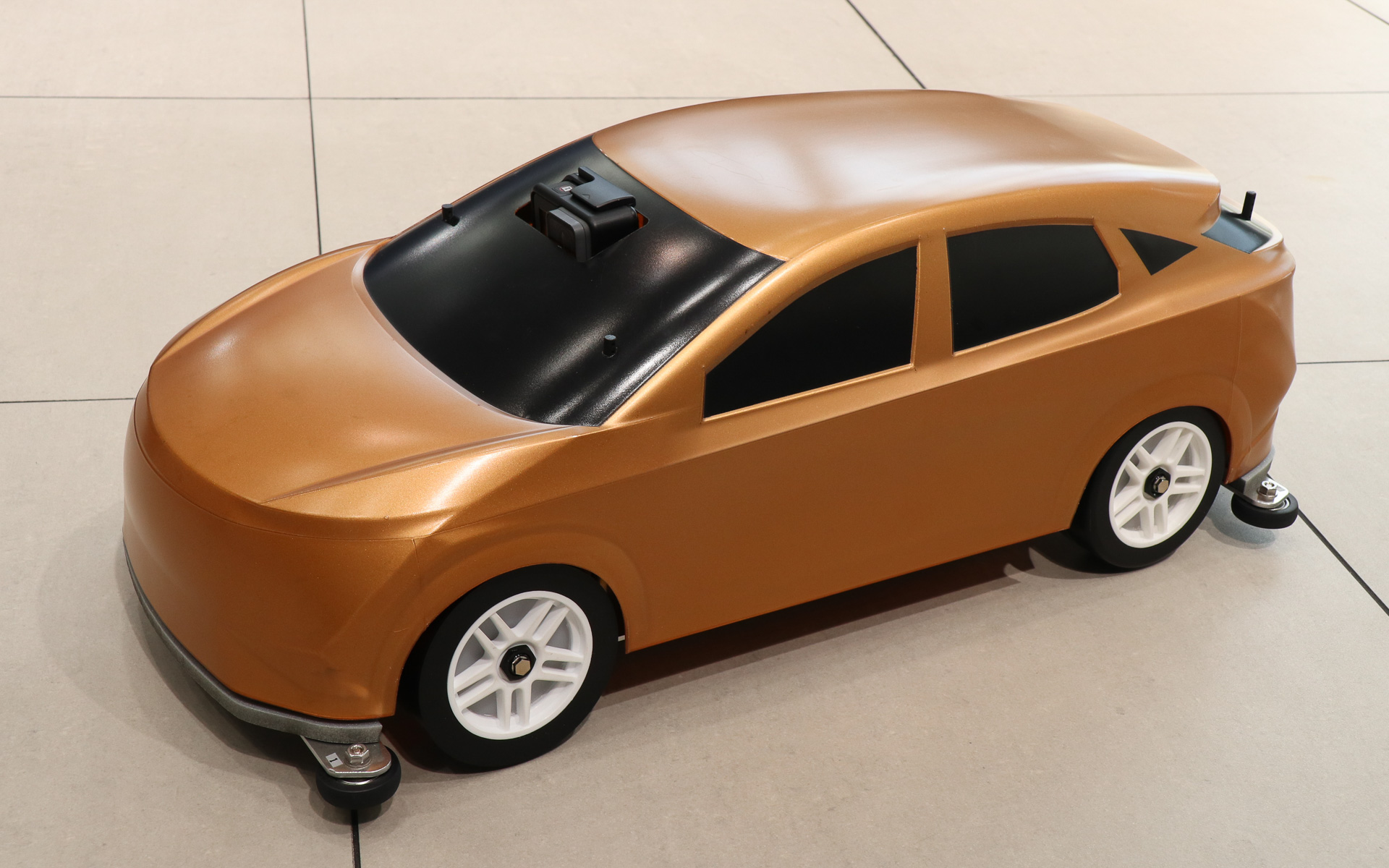 e-4ORCE ラジコンカーは新型「アリア」を模したボディを架装している