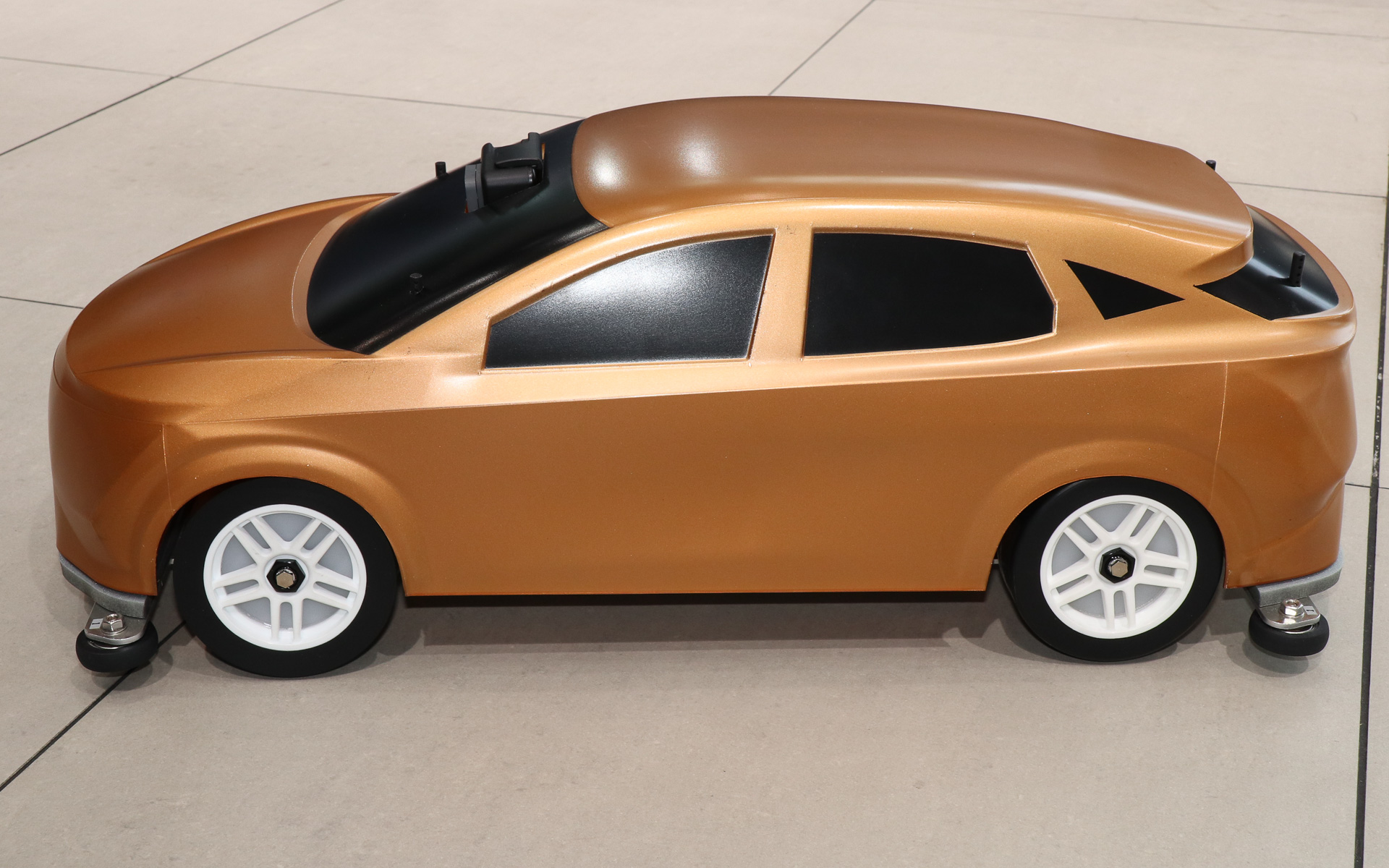 e-4ORCE ラジコンカーは新型「アリア」を模したボディを架装している