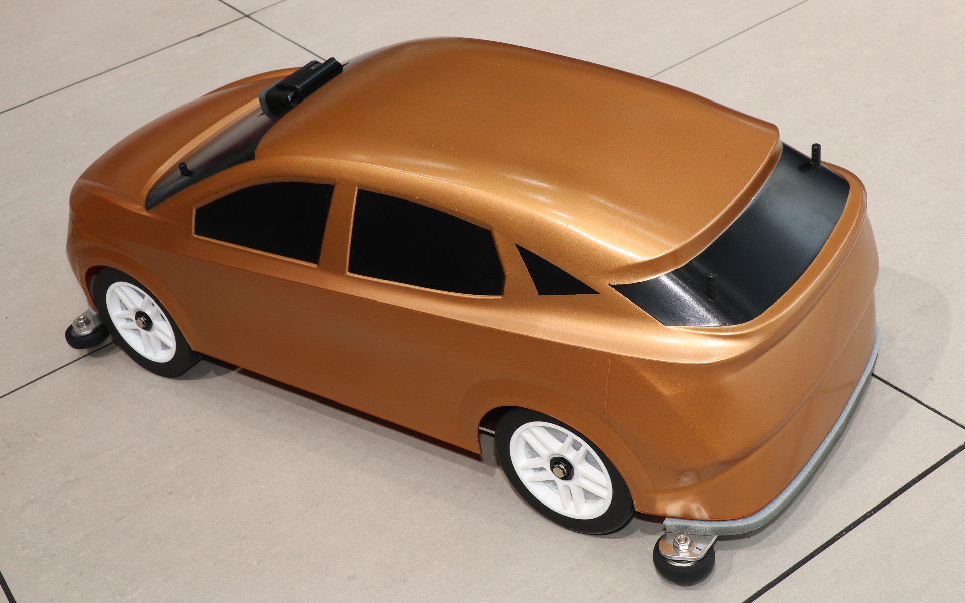 e-4ORCE ラジコンカーは新型「アリア」を模したボディを架装している