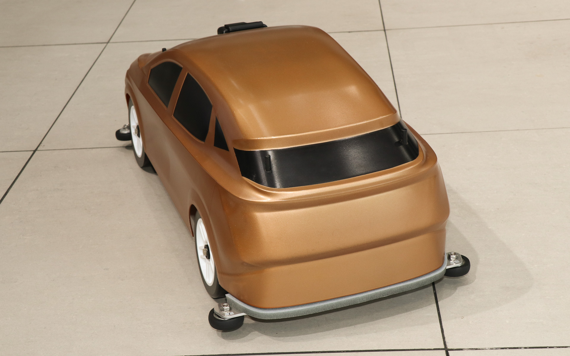 e-4ORCE ラジコンカーは新型「アリア」を模したボディを架装している