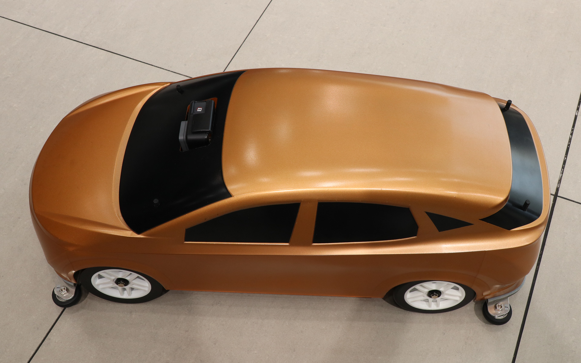 e-4ORCE ラジコンカーは新型「アリア」を模したボディを架装している