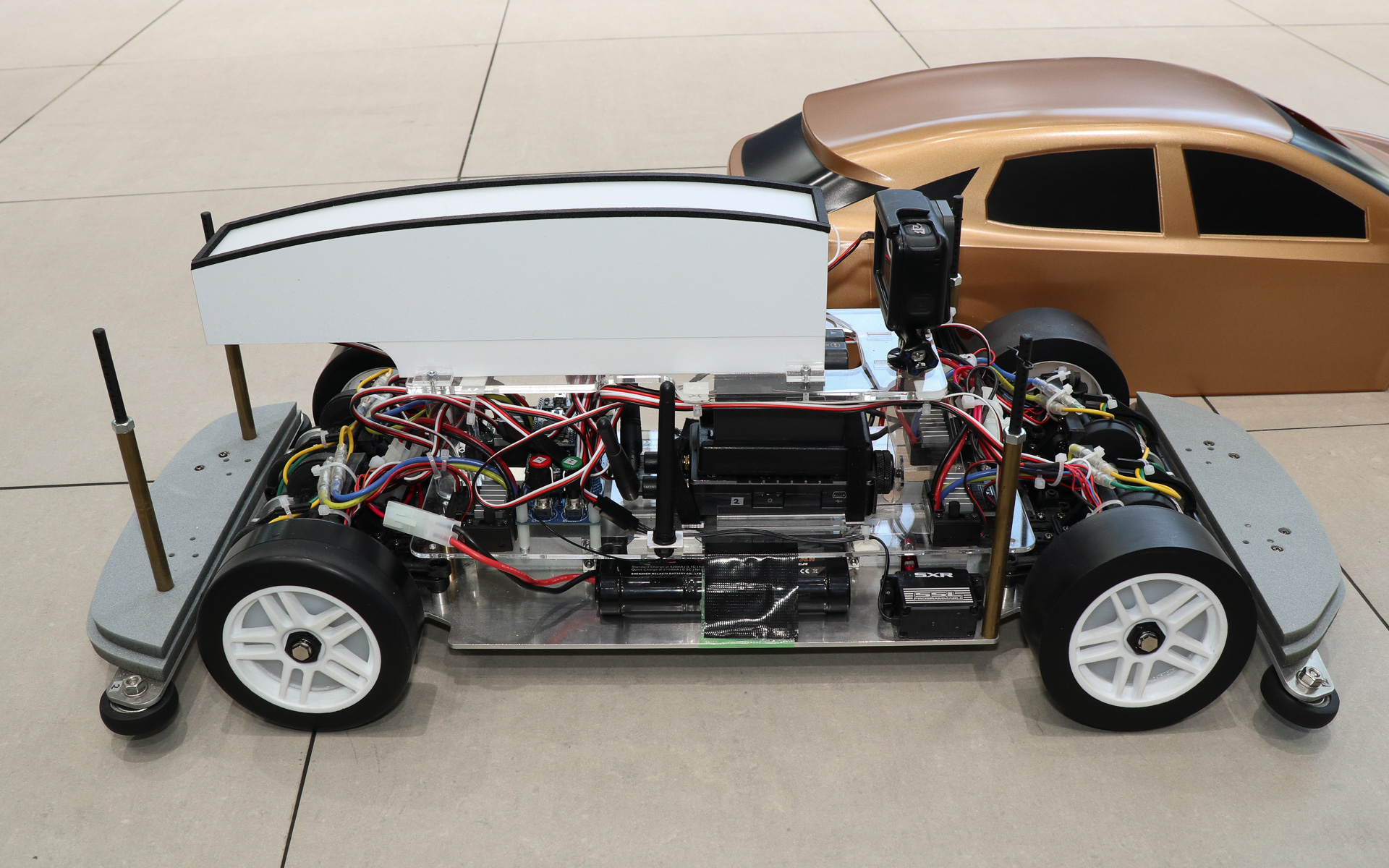 ボディ架装を外した内部構造。4輪それぞれに車輪速センサーを備え、車体中央の後方寄りにGセンサー、ジャイロセンサー、コントローラーを設置する