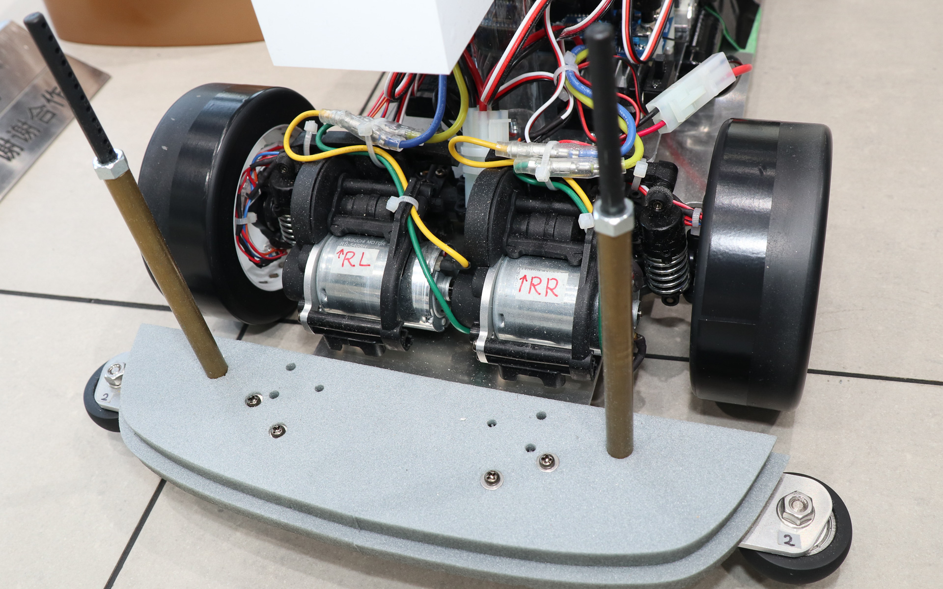 実車のe-4ORCEでは前後2つのモータと4輪のブレーキを統合制御して車両挙動を制御するが、RCカーではサイズ面の制約から独立したブレーキを設置できないため、4輪それぞれにモータを設定。加速に加えて回生ブレーキを制御することでe-4ORCEの技術を再現している