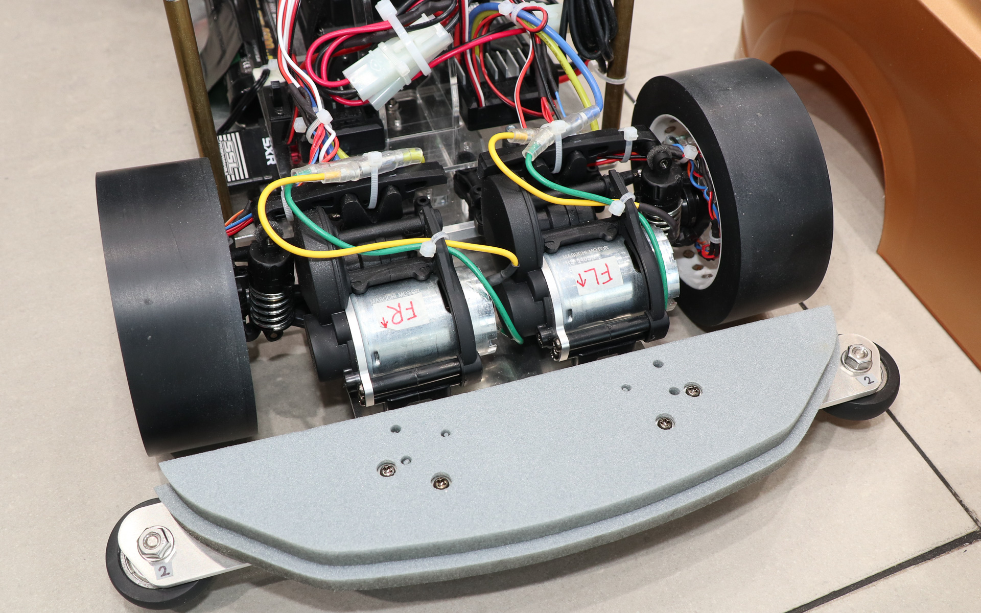 実車のe-4ORCEでは前後2つのモータと4輪のブレーキを統合制御して車両挙動を制御するが、RCカーではサイズ面の制約から独立したブレーキを設置できないため、4輪それぞれにモータを設定。加速に加えて回生ブレーキを制御することでe-4ORCEの技術を再現している