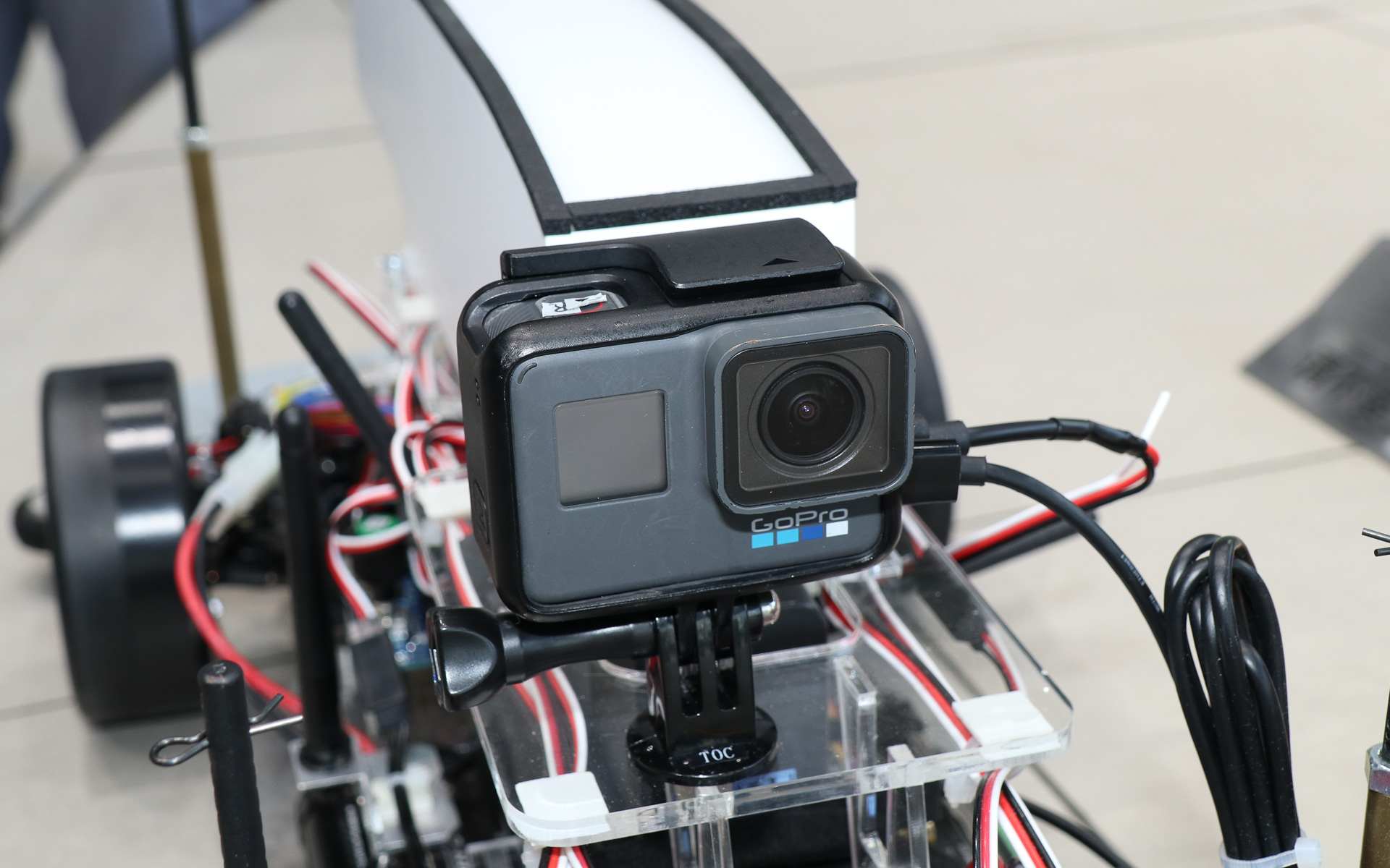 車両前方の映像を撮影するカメラとしてGoPro HERO7 Blackを搭載。4K画質の映像を5GHzの無線通信で送信する。車両を操作するデータは2.4GHzのZigBeeで通信