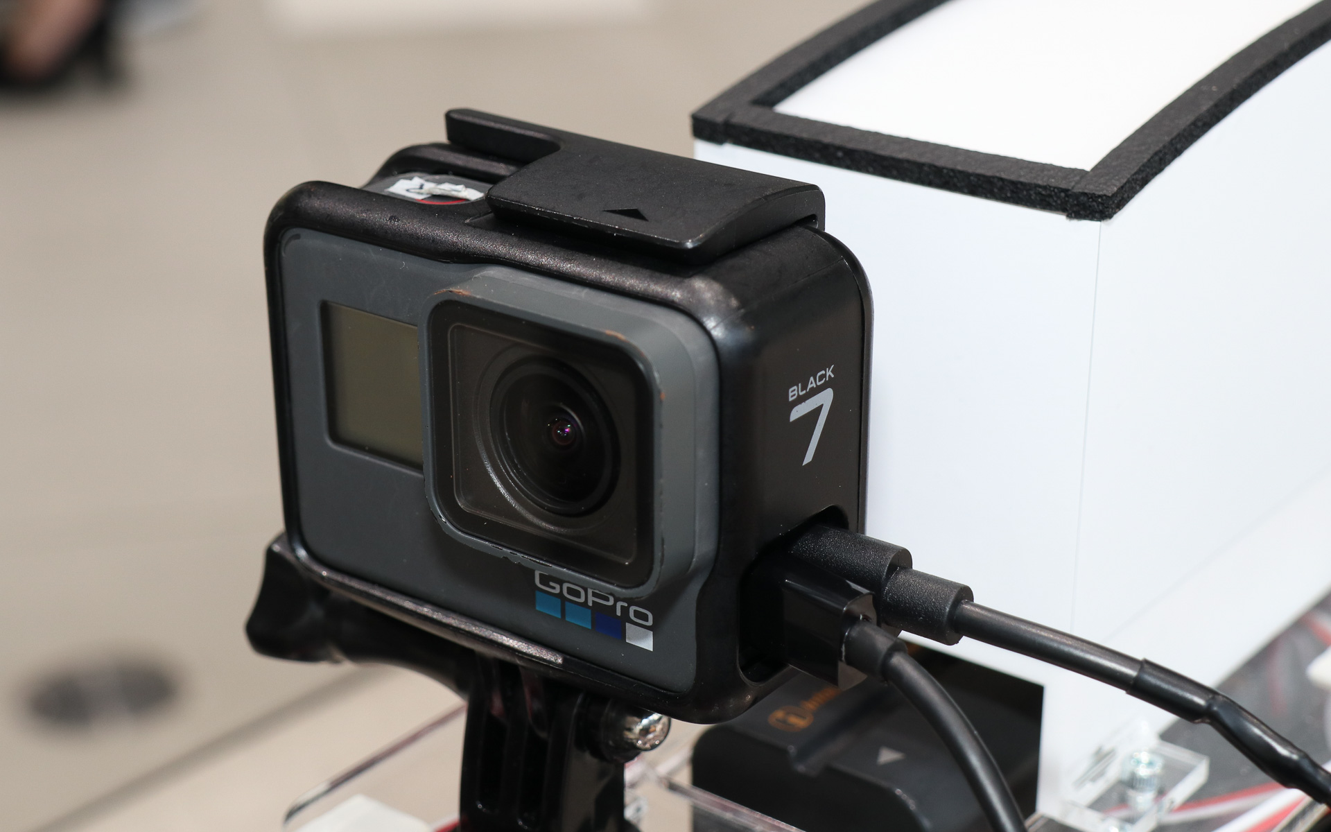 車両前方の映像を撮影するカメラとしてGoPro HERO7 Blackを搭載。4K画質の映像を5GHzの無線通信で送信する。車両を操作するデータは2.4GHzのZigBeeで通信