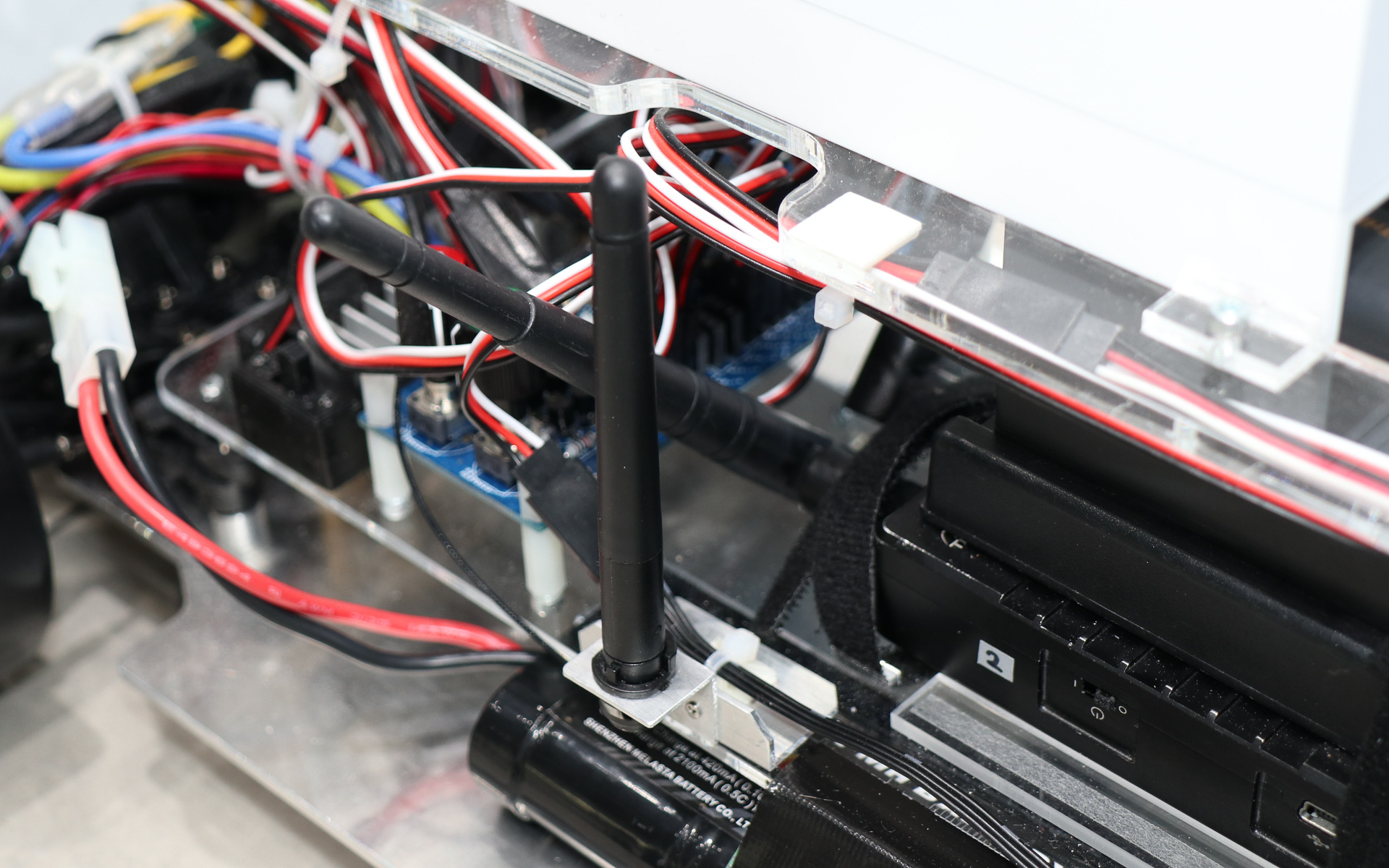 車両前方の映像を撮影するカメラとしてGoPro HERO7 Blackを搭載。4K画質の映像を5GHzの無線通信で送信する。車両を操作するデータは2.4GHzのZigBeeで通信