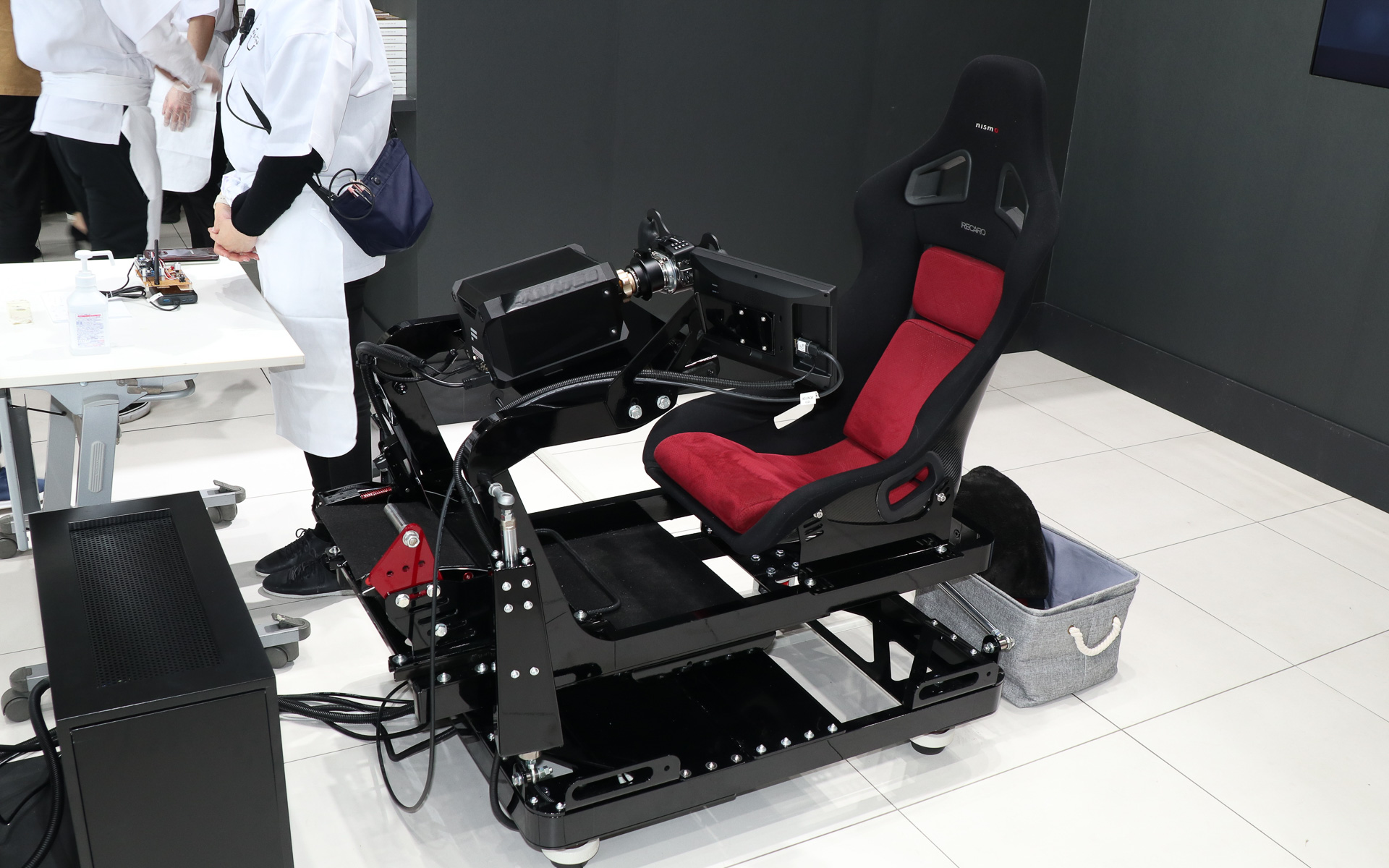 e-4ORCE ラジコンカーの操縦席となるドライビングシミュレーター