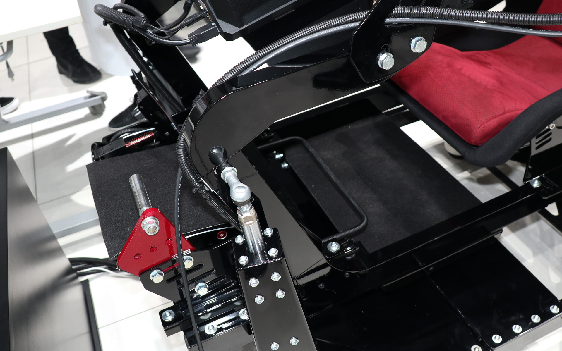 前方に2個、後方に1個のアクチュエーターを備え、車両挙動を再現。e-4ORCEによる安定感を感じてもらうことを狙っている