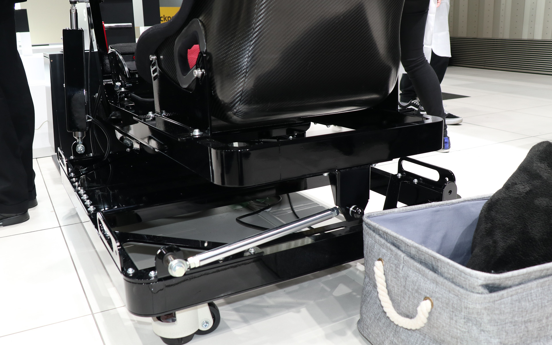 前方に2個、後方に1個のアクチュエーターを備え、車両挙動を再現。e-4ORCEによる安定感を感じてもらうことを狙っている