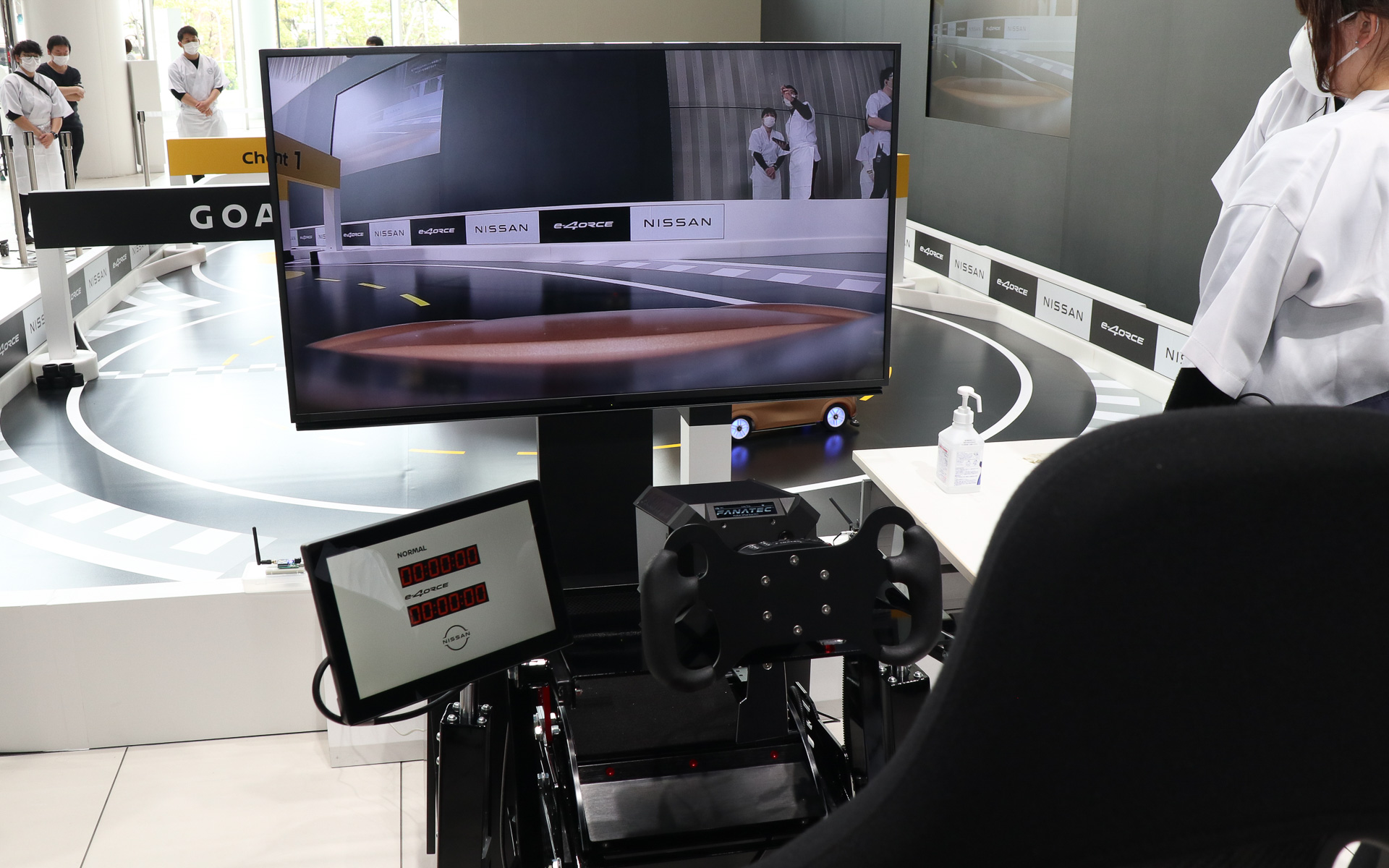 大型ディスプレイにe-4ORCE ラジコンカー前方の映像を表示して、実際に運転席に座っているような感覚で操縦できる