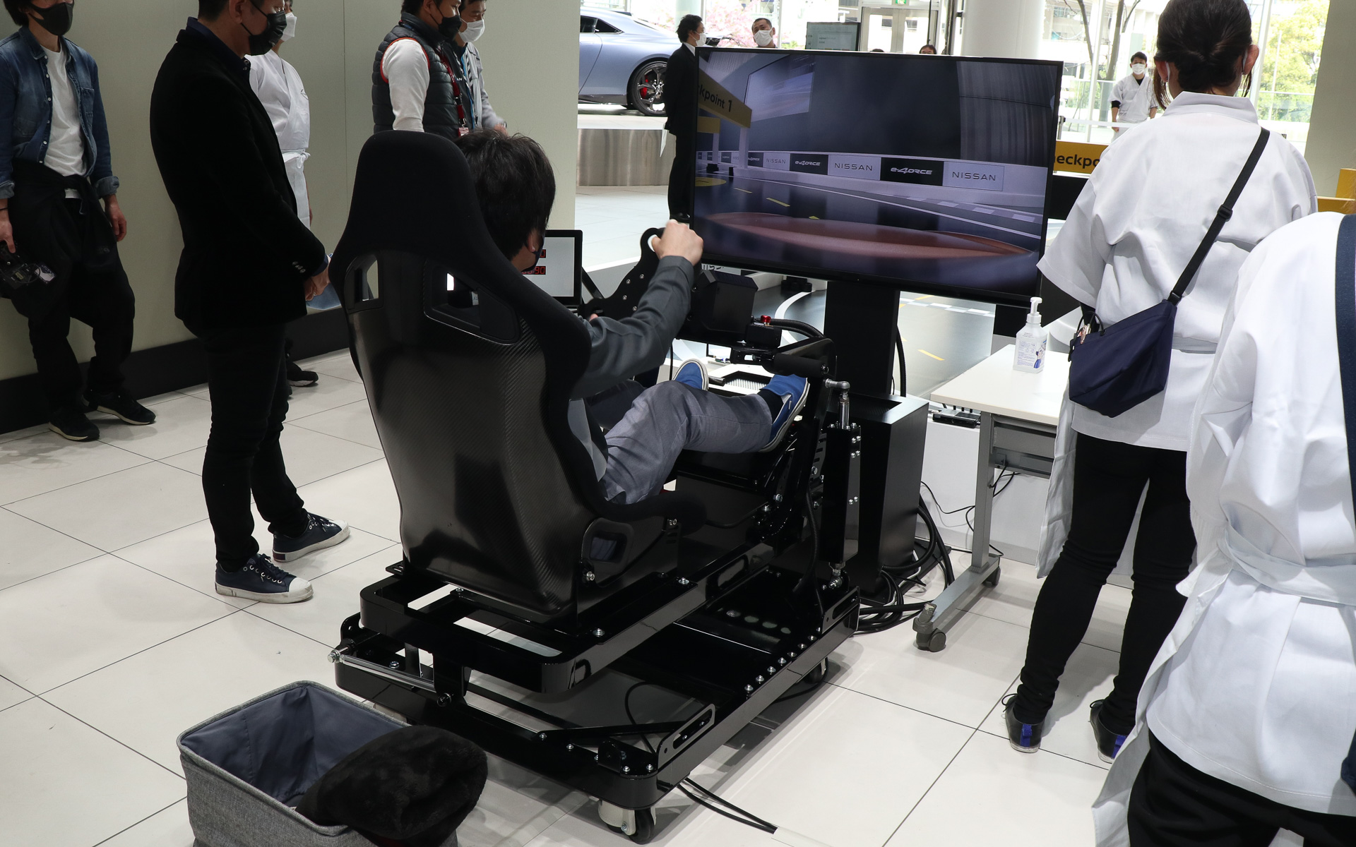 ドライビングシミュレーターでの操縦シーン