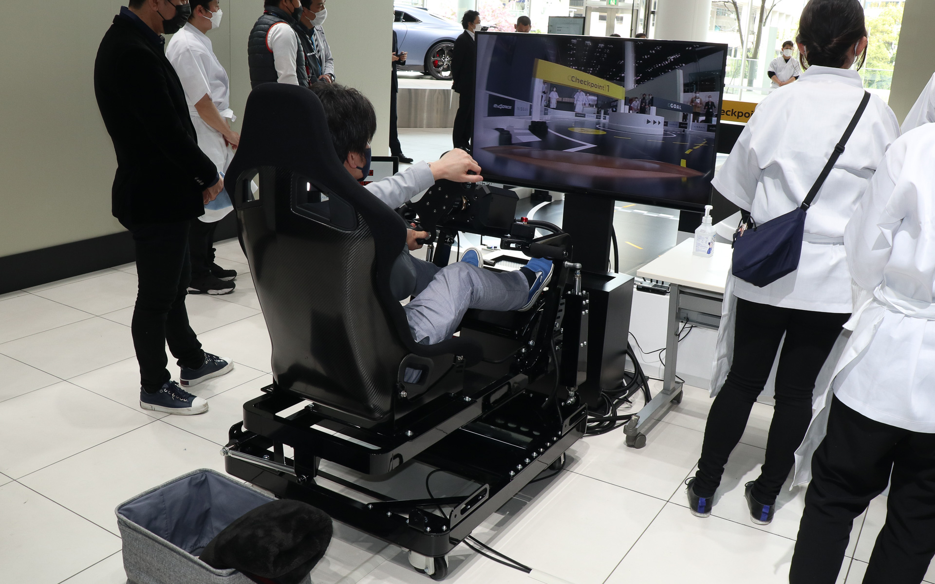 ドライビングシミュレーターでの操縦シーン