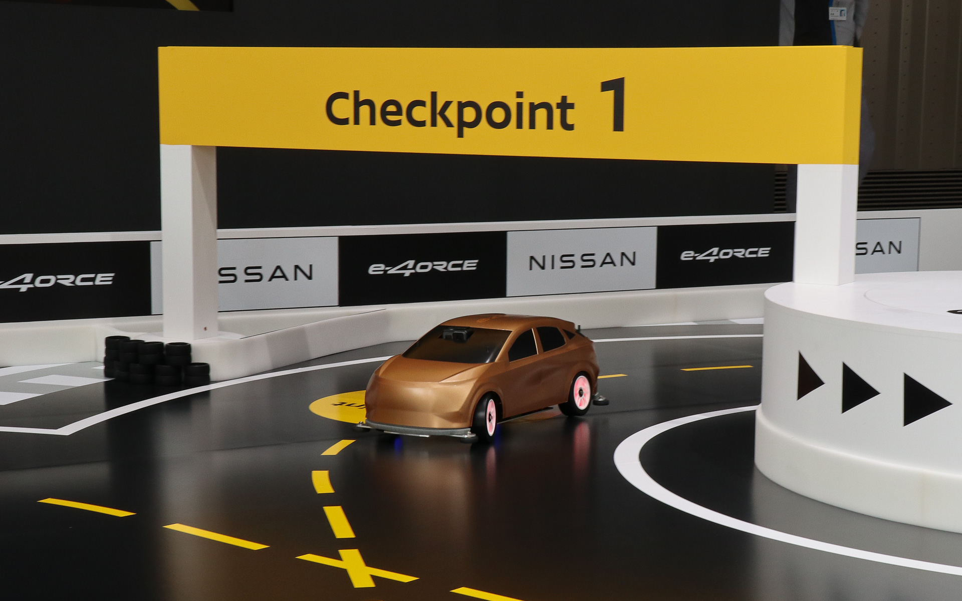 特設コースを走行するe-4ORCE ラジコンカー