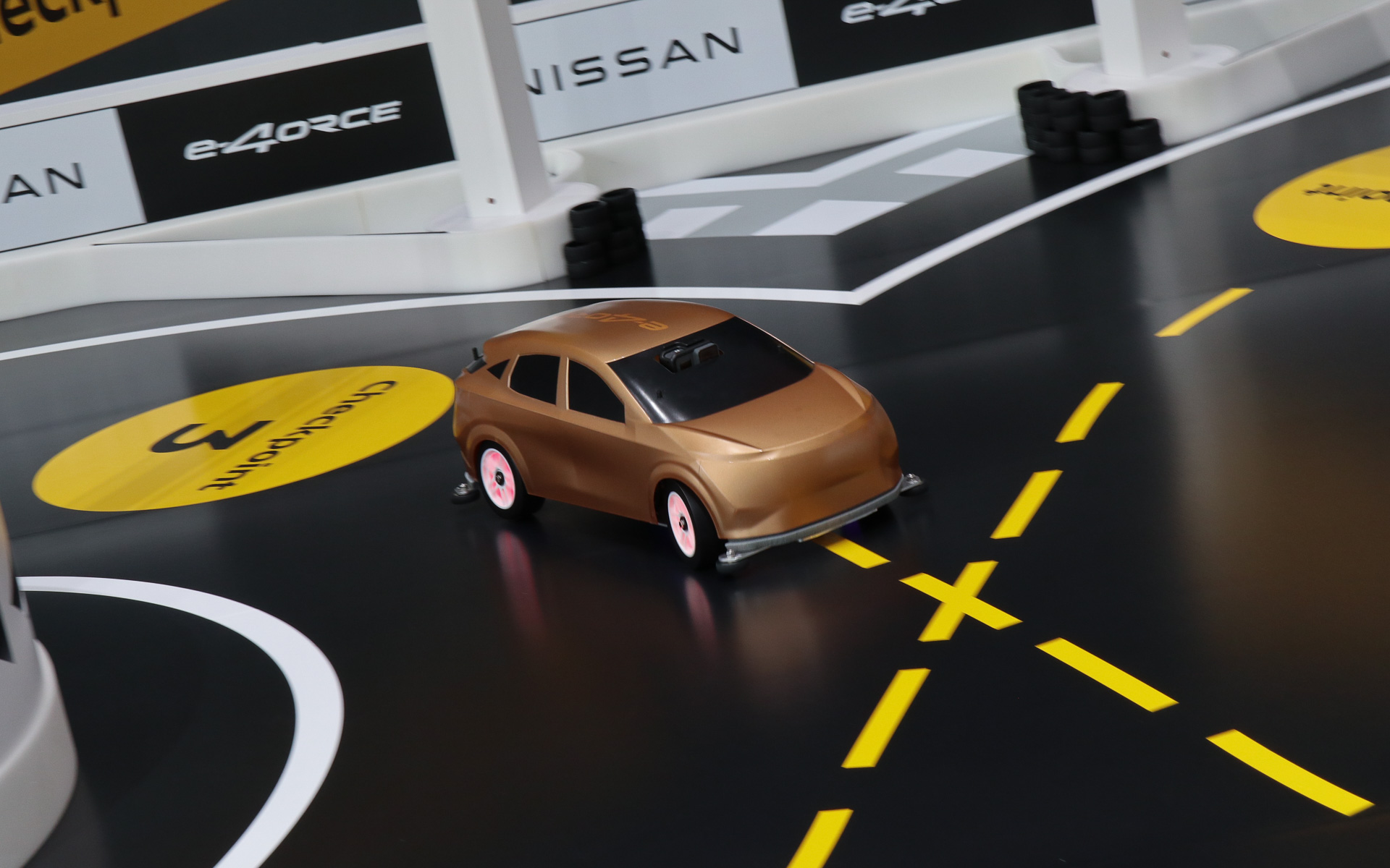 ステアリングが切れているときは赤く発光して挙動を安定させる制御を行なっていることを示しているが、切り返しでタイヤが直進方向に向くと青い発光に変化