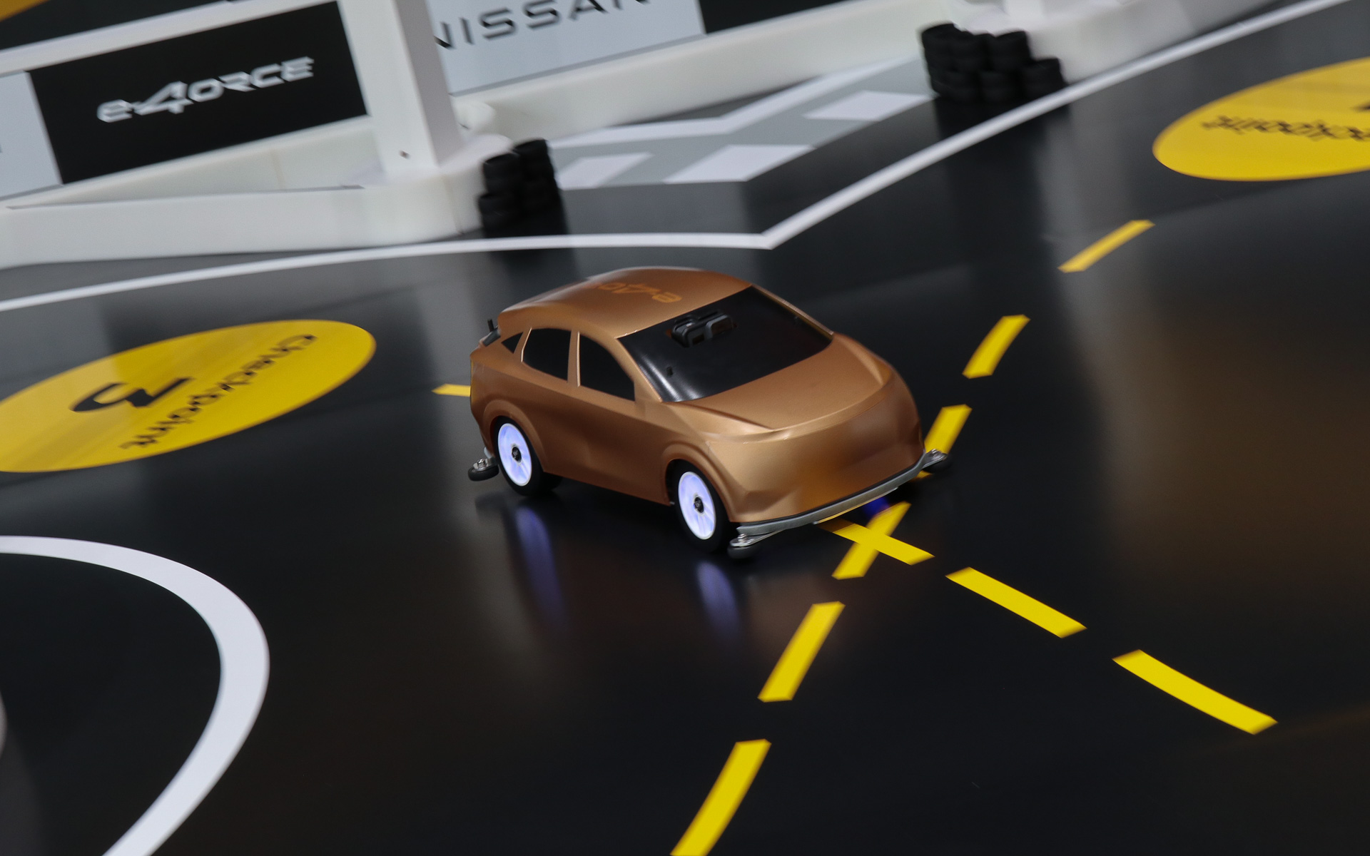 ステアリングが切れているときは赤く発光して挙動を安定させる制御を行なっていることを示しているが、切り返しでタイヤが直進方向に向くと青い発光に変化