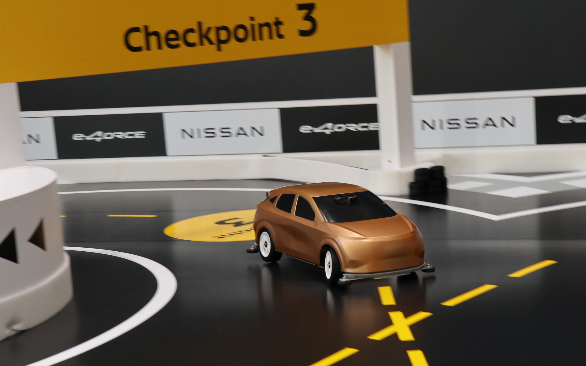 e-4ORCE ラジコンカーは後退できないので、壁に当たって走行不能になってしまった場合はラーメン店の店員に扮したサポートスタッフがコース復帰させる