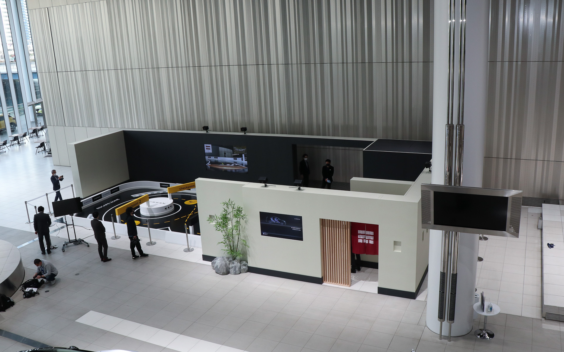 特設コースはギャラリー内のメインステージ左手側にレイアウトされている