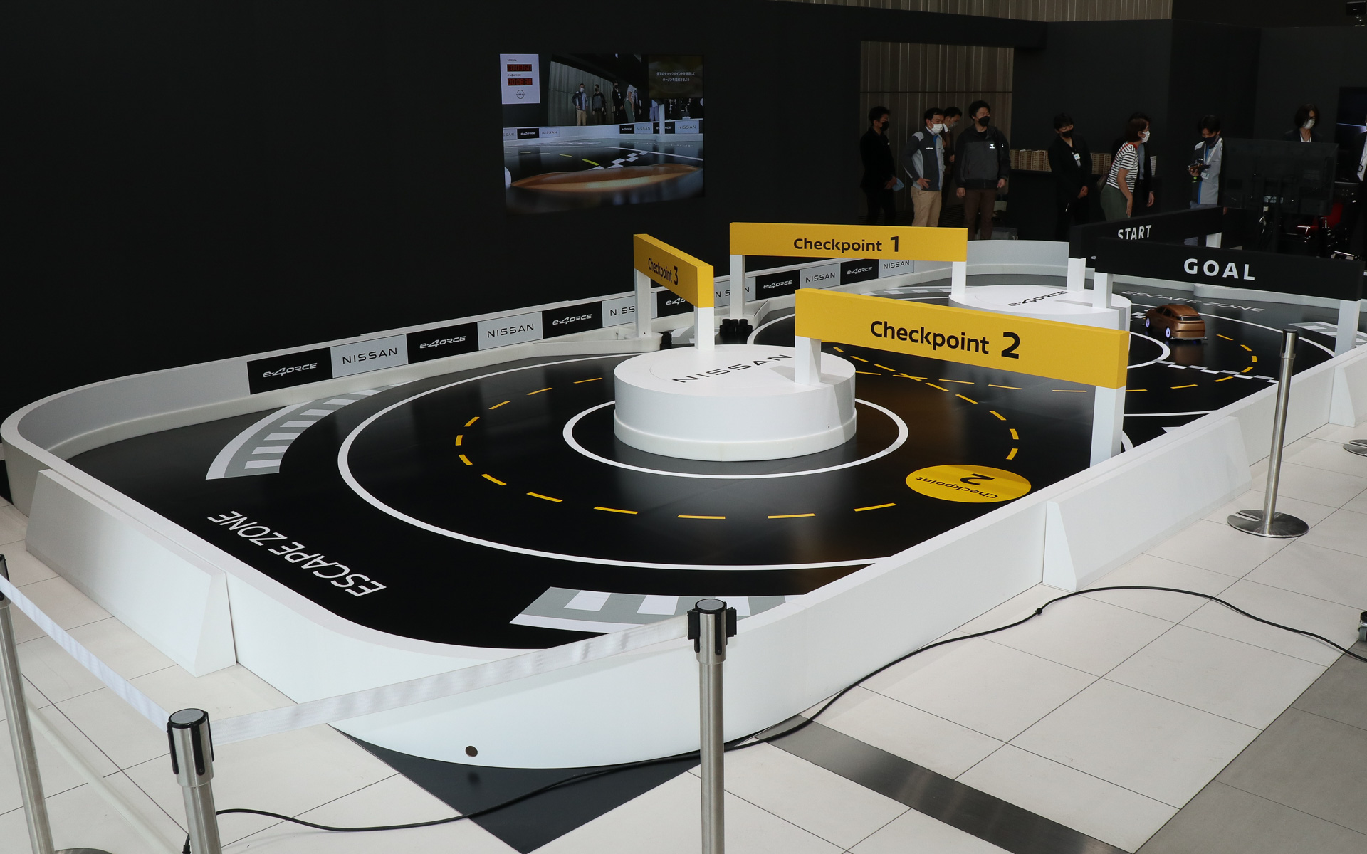 e-4ORCEの制御を体感しやすい8の字状のコースレイアウトを採用