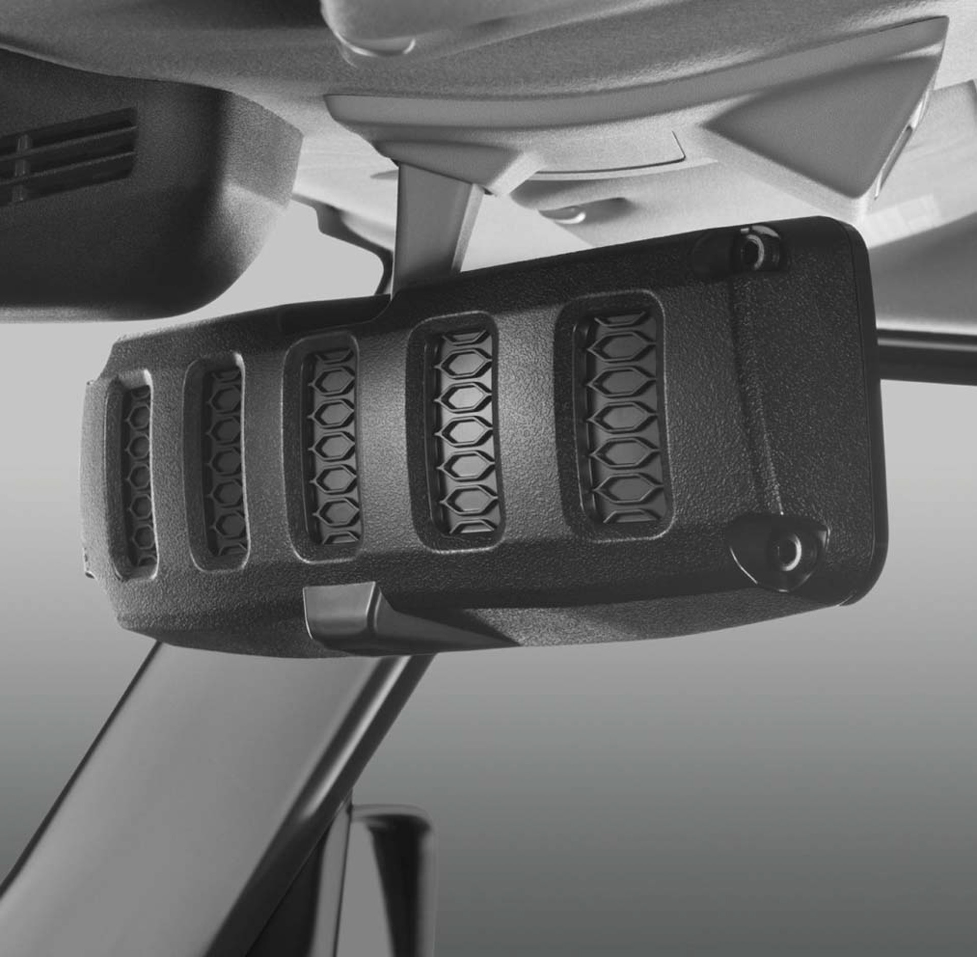 ジムニーのメーターパネル・フロントグリルを再現した専用設計