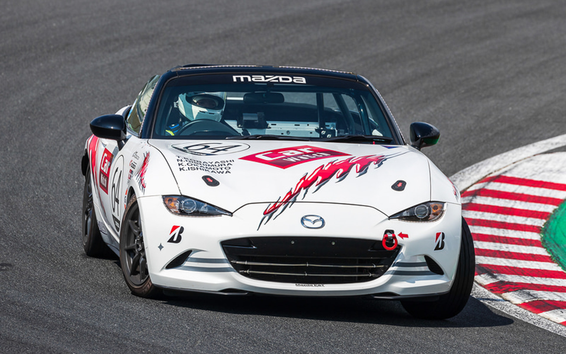 車両には、マツダ製専用ロールバー、ビルシュタイン製車高調整機構付ダンパー、ブリヂストン製タイヤ「POTENZA Adrenalin RE004」（195/50R16）、エンドレス製専用ブレーキパッド、ブリッド製専用フルバケットシート（助手席レス）、CUSCOレーシングハーネス 6points FHR（HANS専用）が装着されている