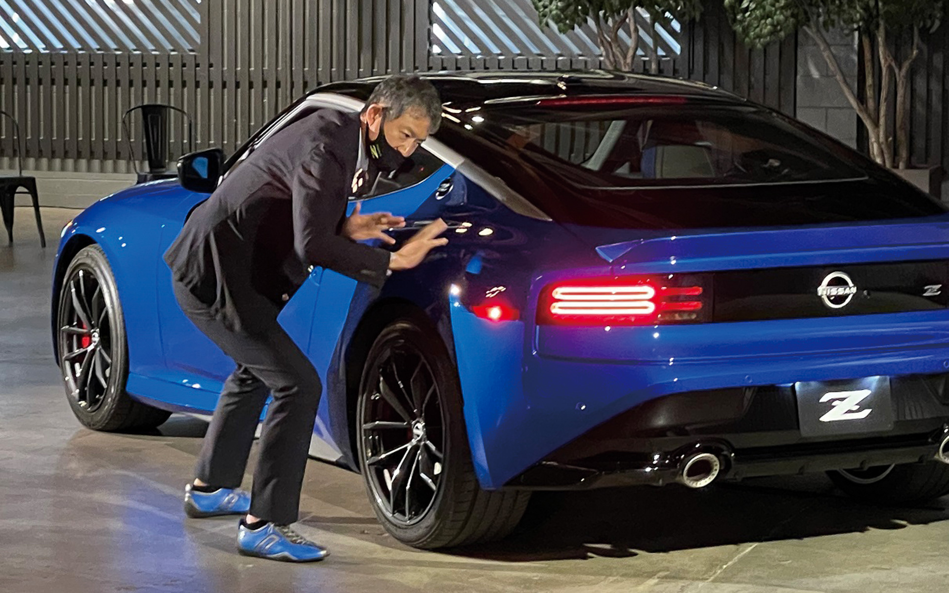 長年ネグローニのイデアコルサを愛用しているという新型フェアレディZのチーフ・プロダクト・スペシャリスト田村宏志氏。東京オートサロンでの新型フェアレディZ発表会でもイデアコルサ×NISSAN フェアレディZのセイランブルーを履いていた