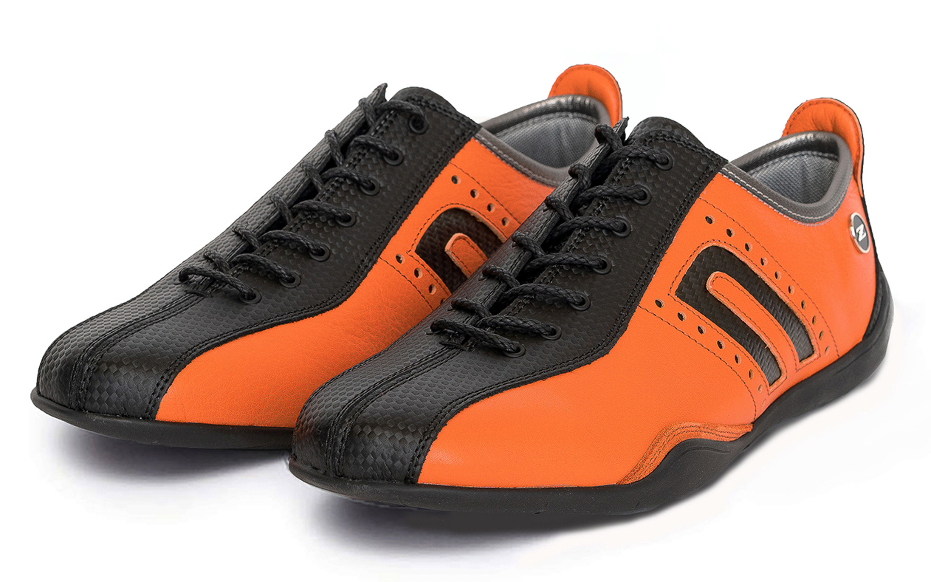 ネグローニと日産の新型フェアレディZのコラボレーションシューズ「イデアコルサ×NISSAN フェアレディZ」に、新色となる「ネグローニオリジナル ヘリテージオレンジ＆カーボンファイバー」が追加された