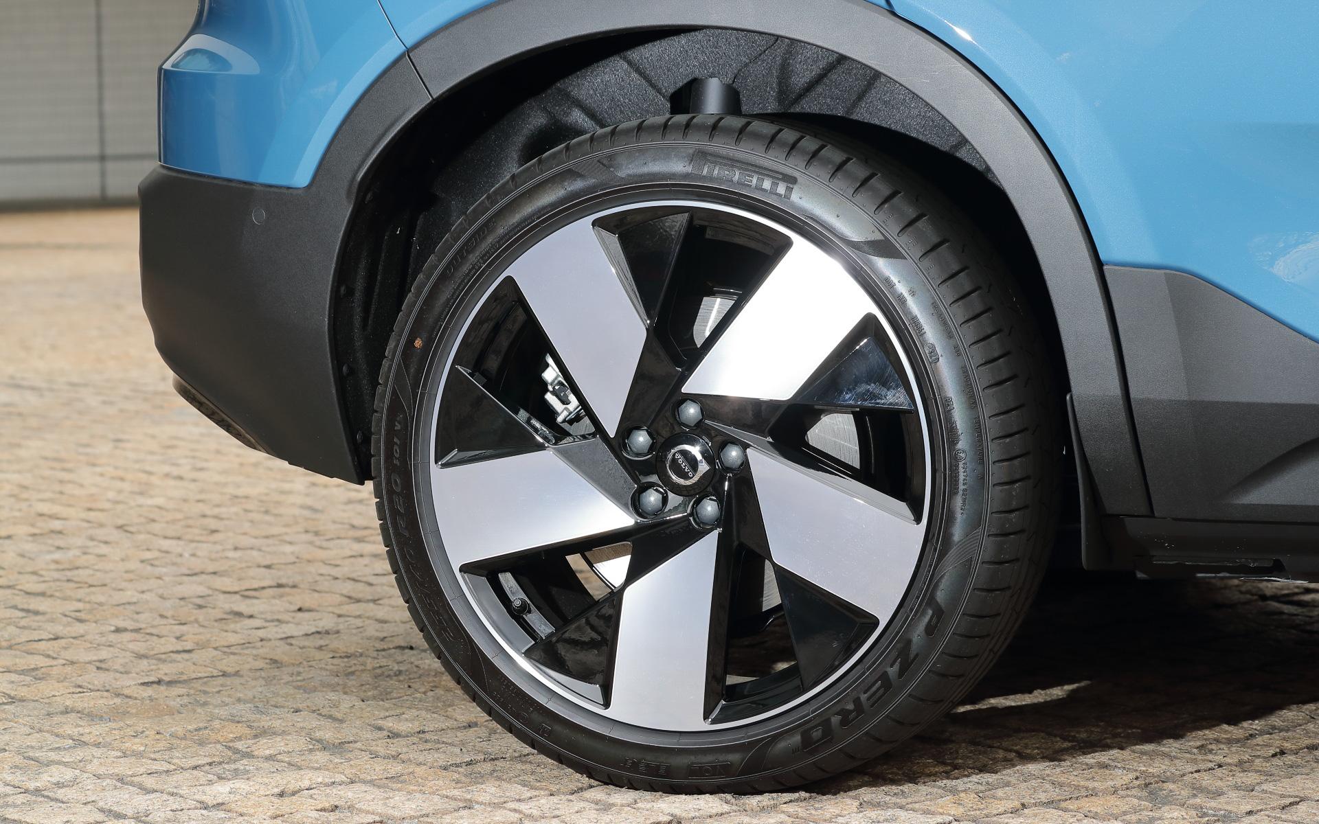 リアは255/40R20で、フロントより幅広サイズ