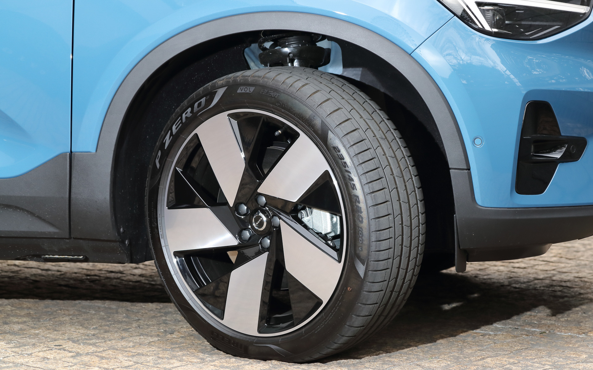 ツインモーター4WDだが、フロントとリアで異なるタイヤサイズを採用。フロントは235/45R20