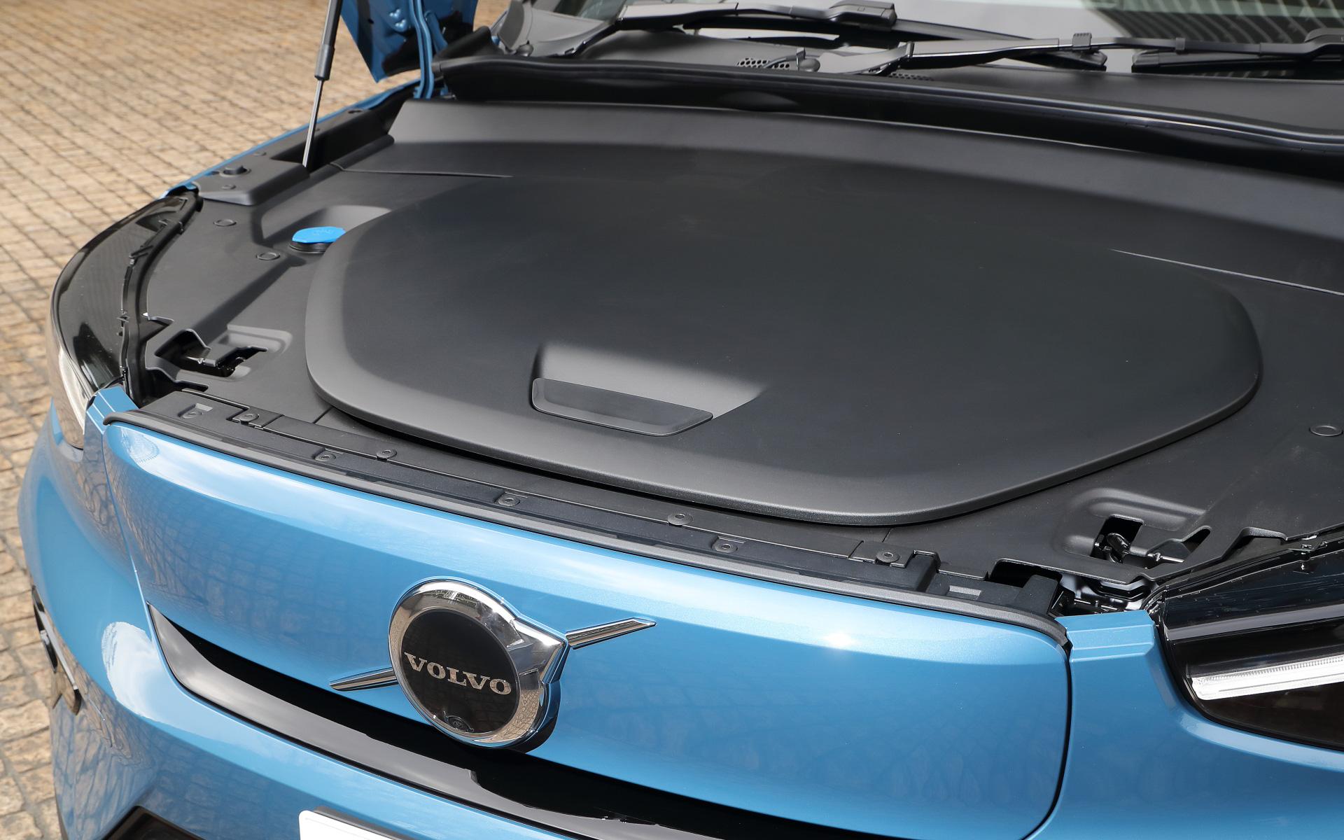 ボンネット下には荷物置きスペース