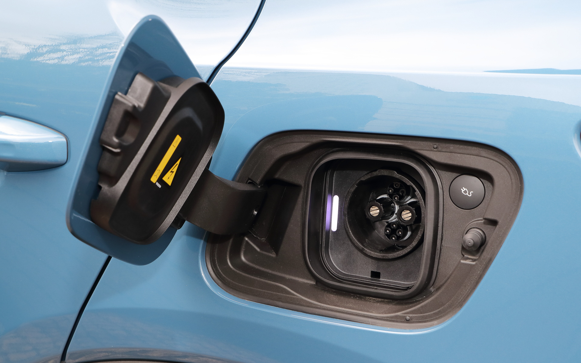 左側後方に急速充電口