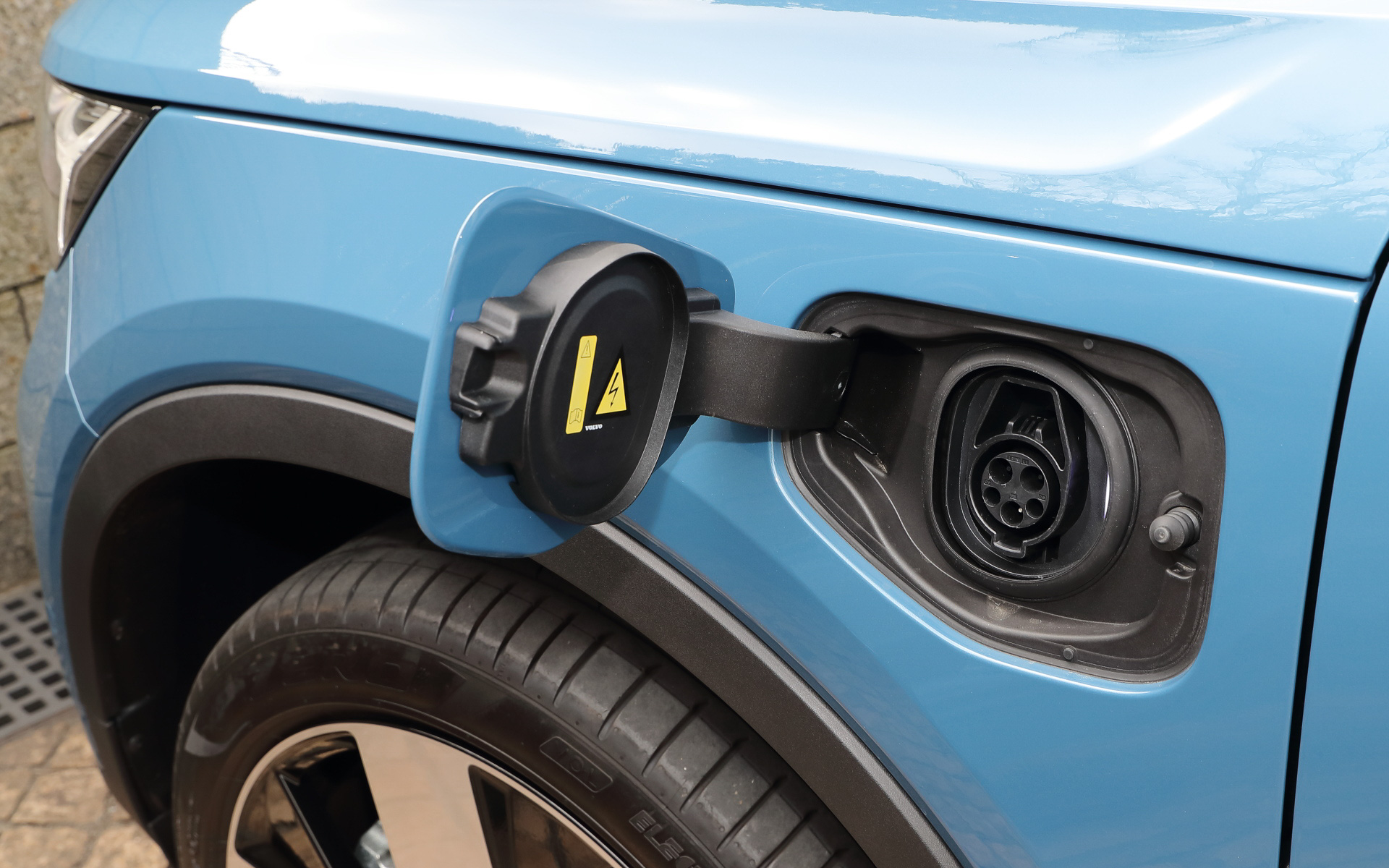 左側前方に普通充電口