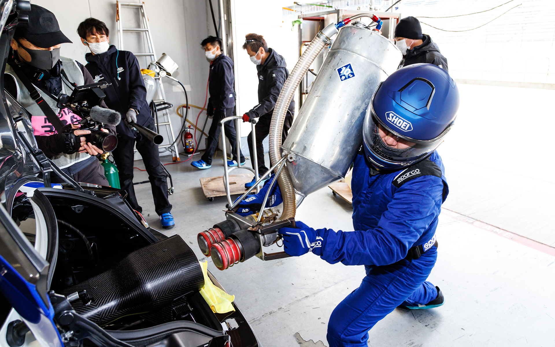 給油シーン。鈴鹿の開幕戦では、カーボンニュートラル燃料が用いられる