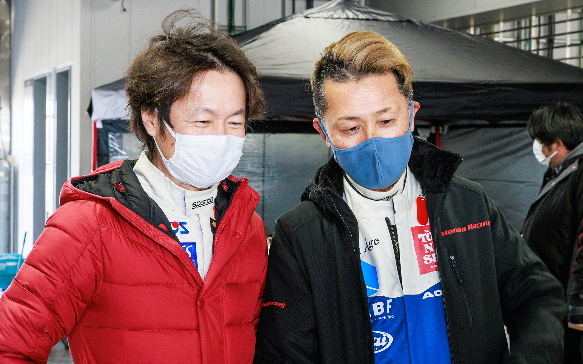 シビック タイプRの開発者である柿沼秀樹氏（左）と話をする桂伸一選手（右）